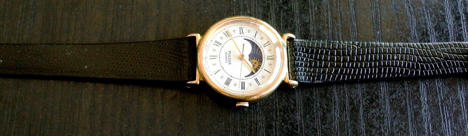 VINTAGE PULSAR SEIKO ELEGANT MOON PHASE QUARTZ WOMEN’S GOLDEN BLACK DRESS WATCH