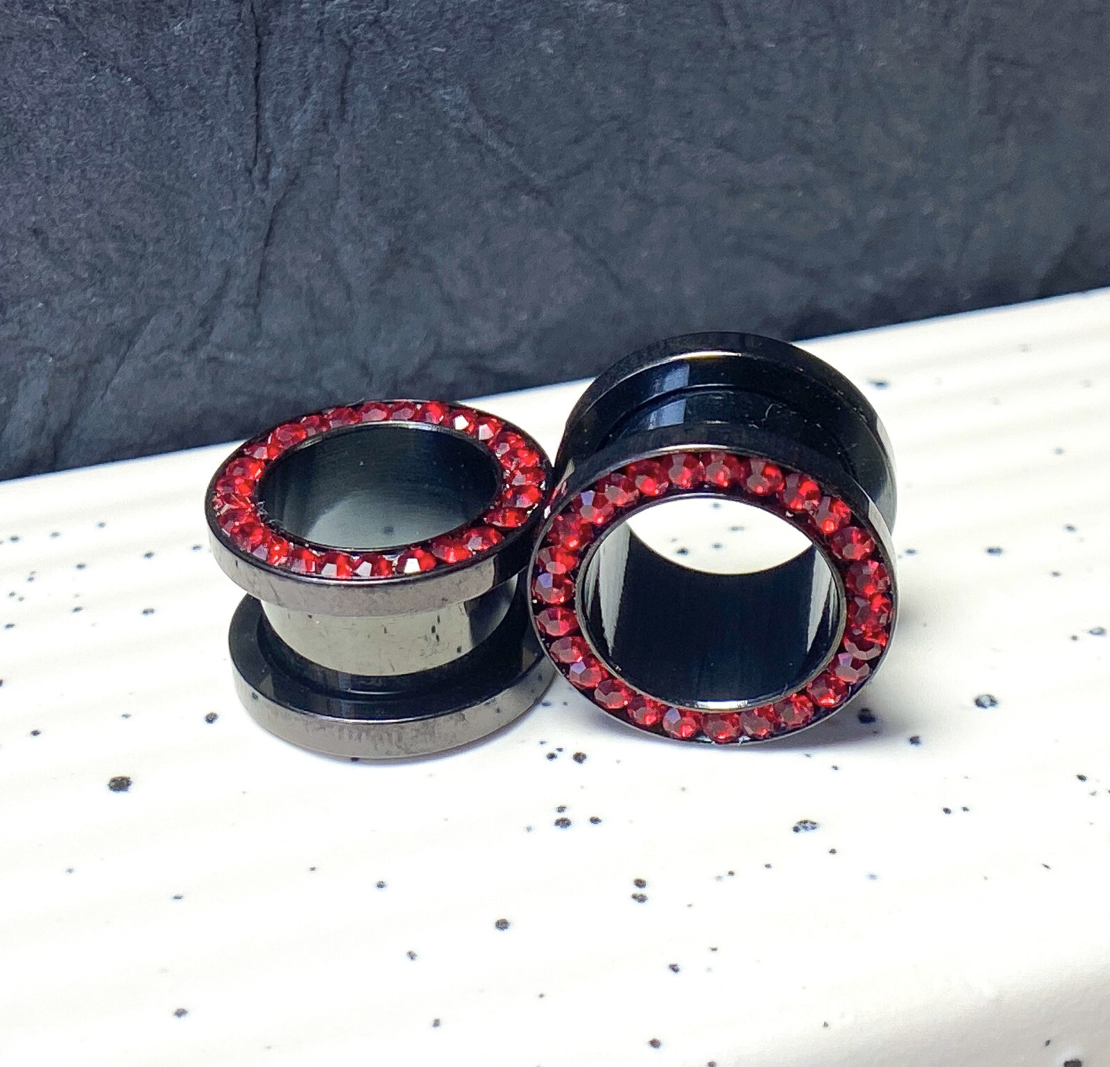 PAIR Red Gem Rimmed Screw Fit Tunnels Black Titanium Steel Plugs Earlets Gauges
