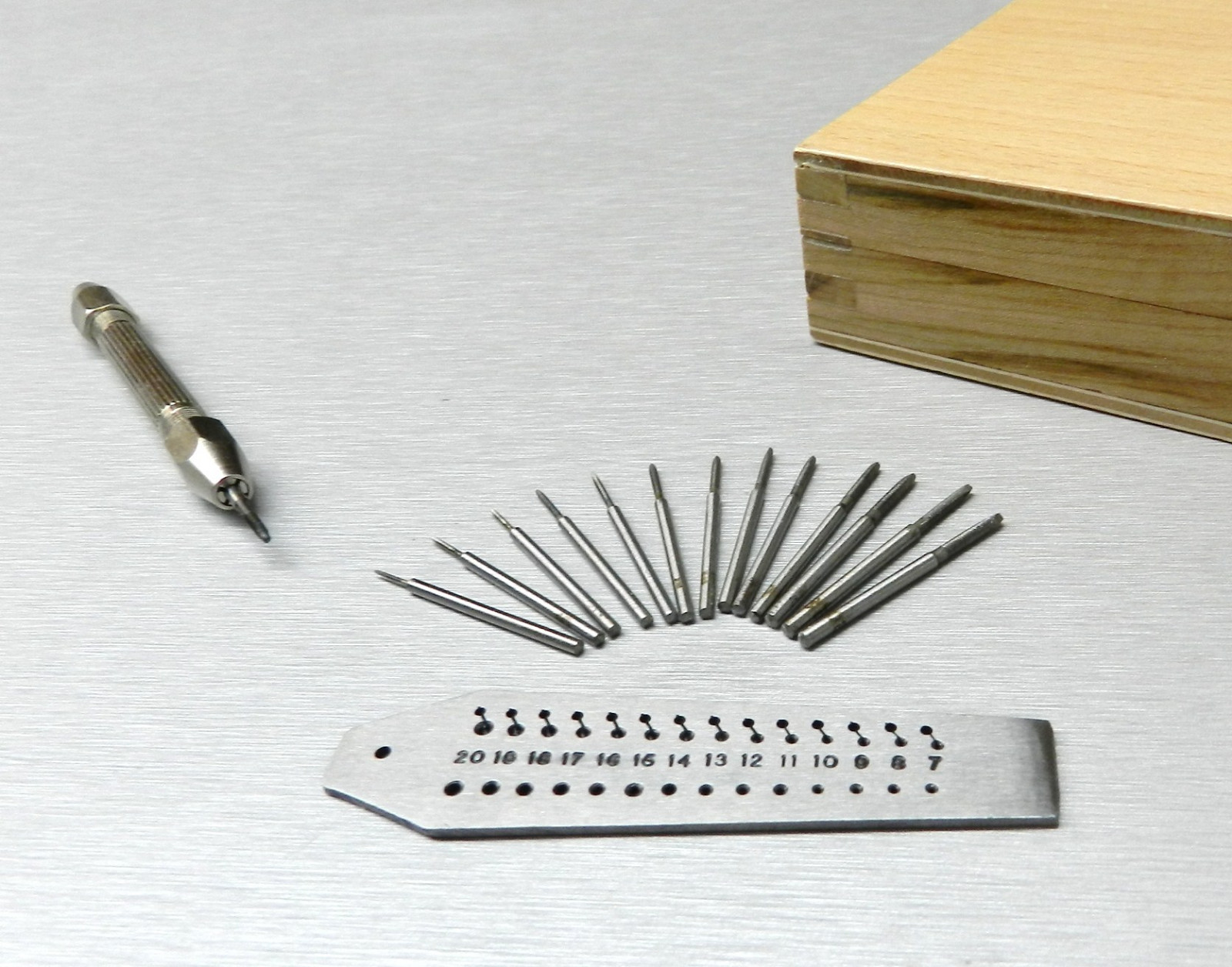 Mini Tap and Die Set 14 Taps & Screw Plate 0.7-2mm + Pin Vise Thread Making Set