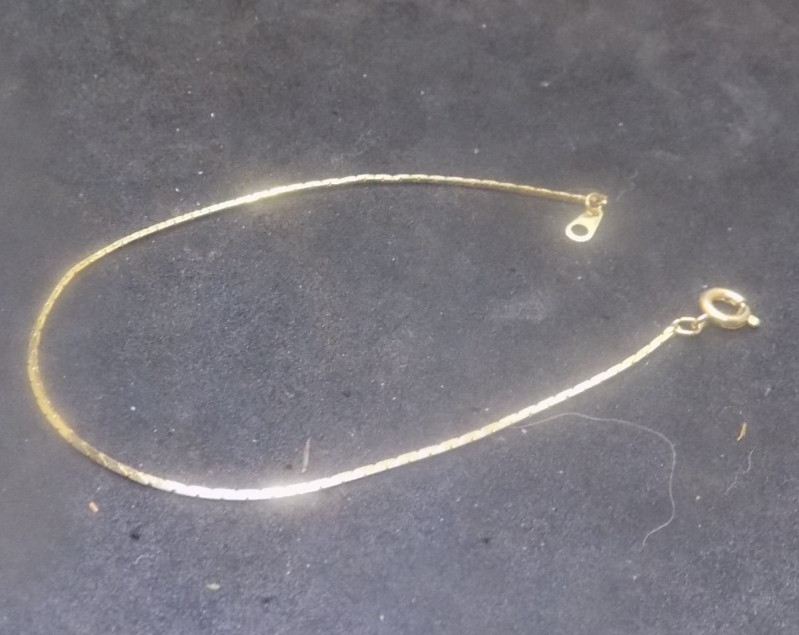 VINTAGE DAINTY HERRINGBONE 1 CHAIN GOLD TONE 7.5 INCH LONG BRACELET!!! (528)