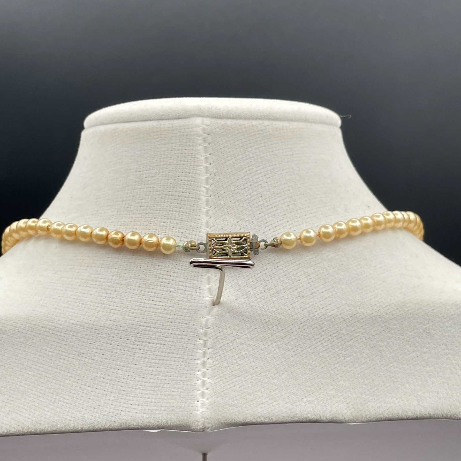 Vintage Cream Classic Fashion Graduated Pearl Beaded Push Lock Necklace