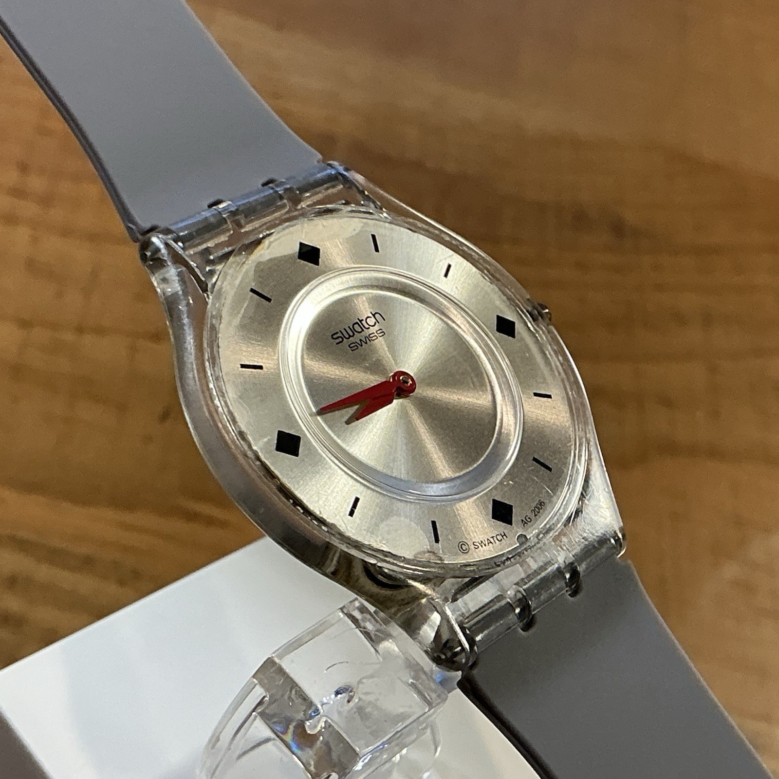 SKIN – ULTRA THIN – SILVER DIAL / RED HANDS – 34mm