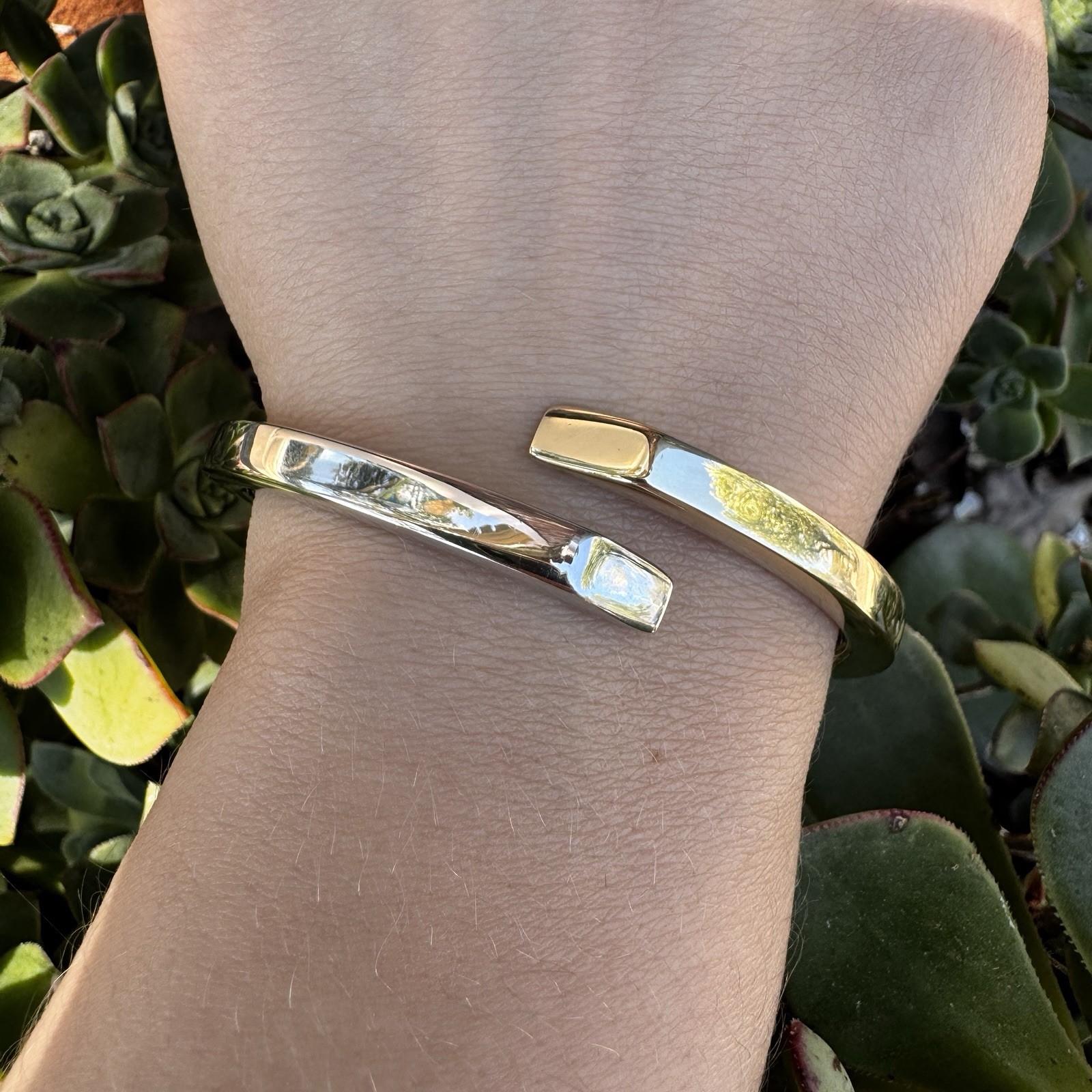 Le Gi Italian 14k Gold Two Tone Hinged Bypass Bangle Bracelet Size 7” 15.5 Gram