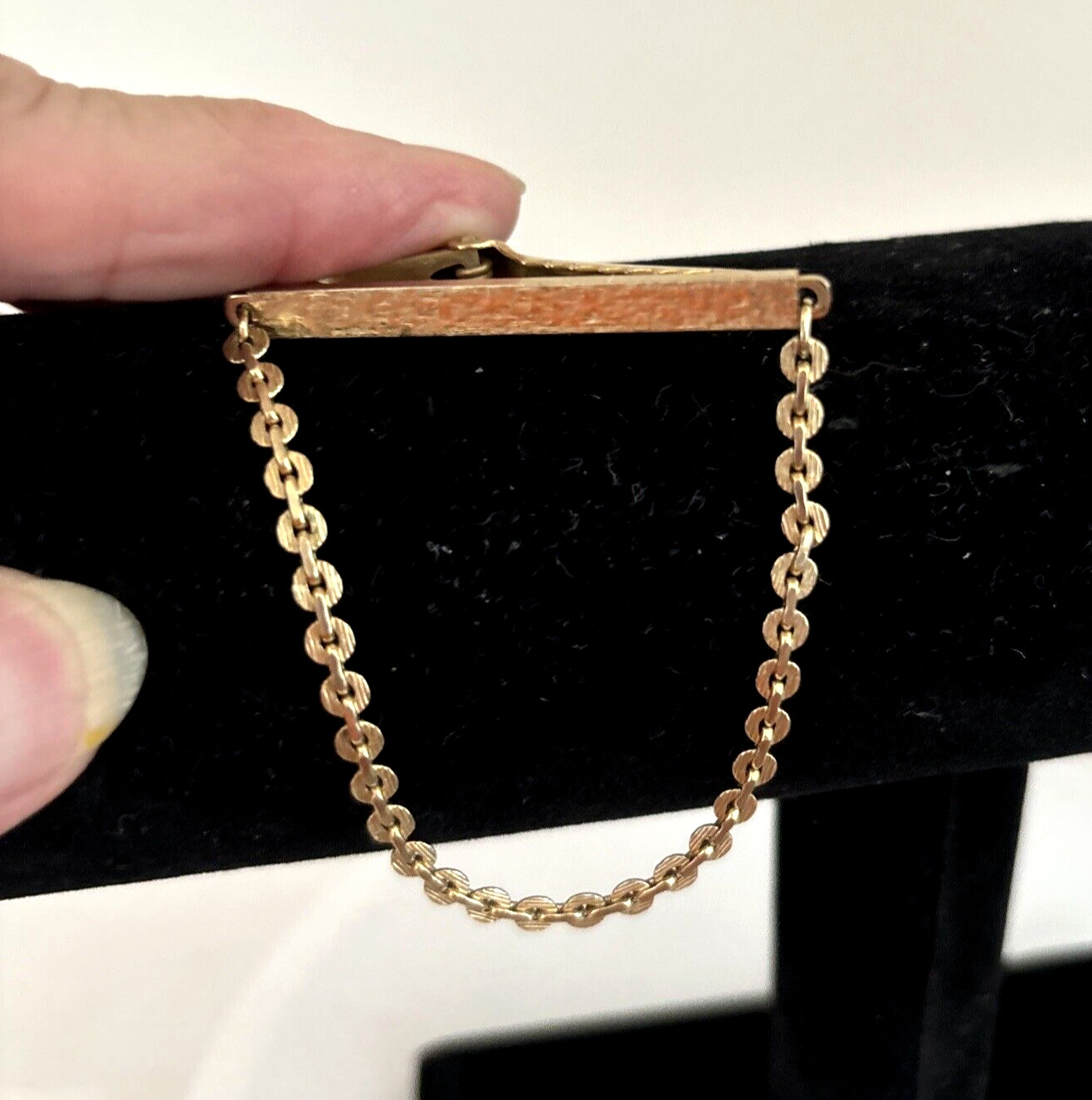 Vintage Anson Brushed Textured Metal Gold Tone Chain Mens Tie Bar Clip Clasp