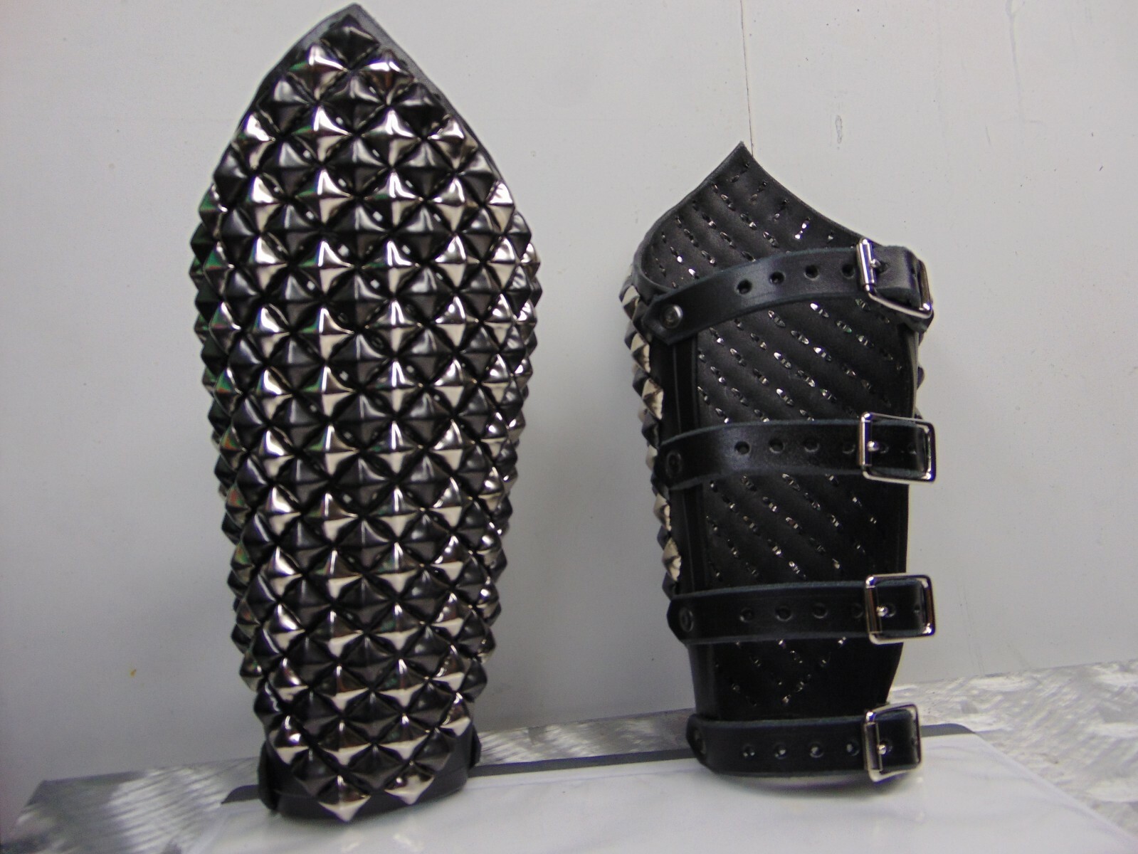 LEATHER STUDDED OLD SCHOOL GAUNTLET.HEAVY METAL…(MDLG0201)…. BLIND GUARDIAN