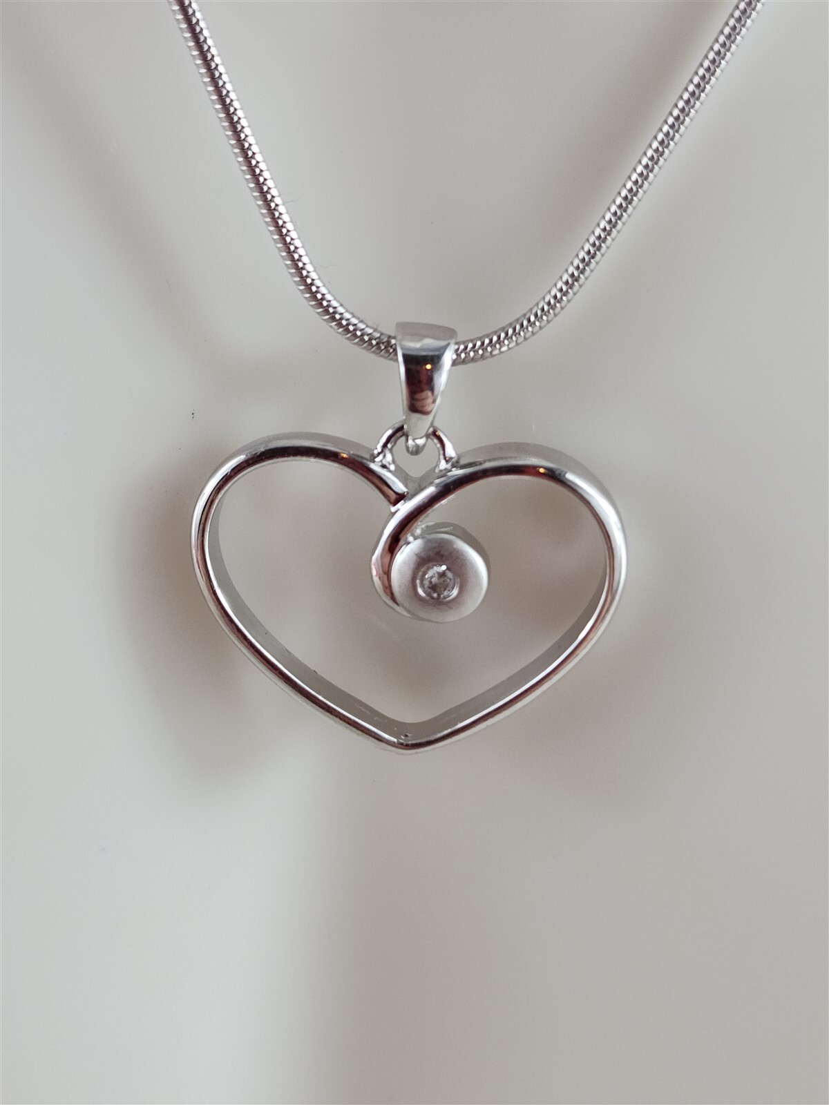 Vintage Sterling Silver 2mm Sparkling Gemstone Heart Necklace 17.75″ – 6.5 Grams