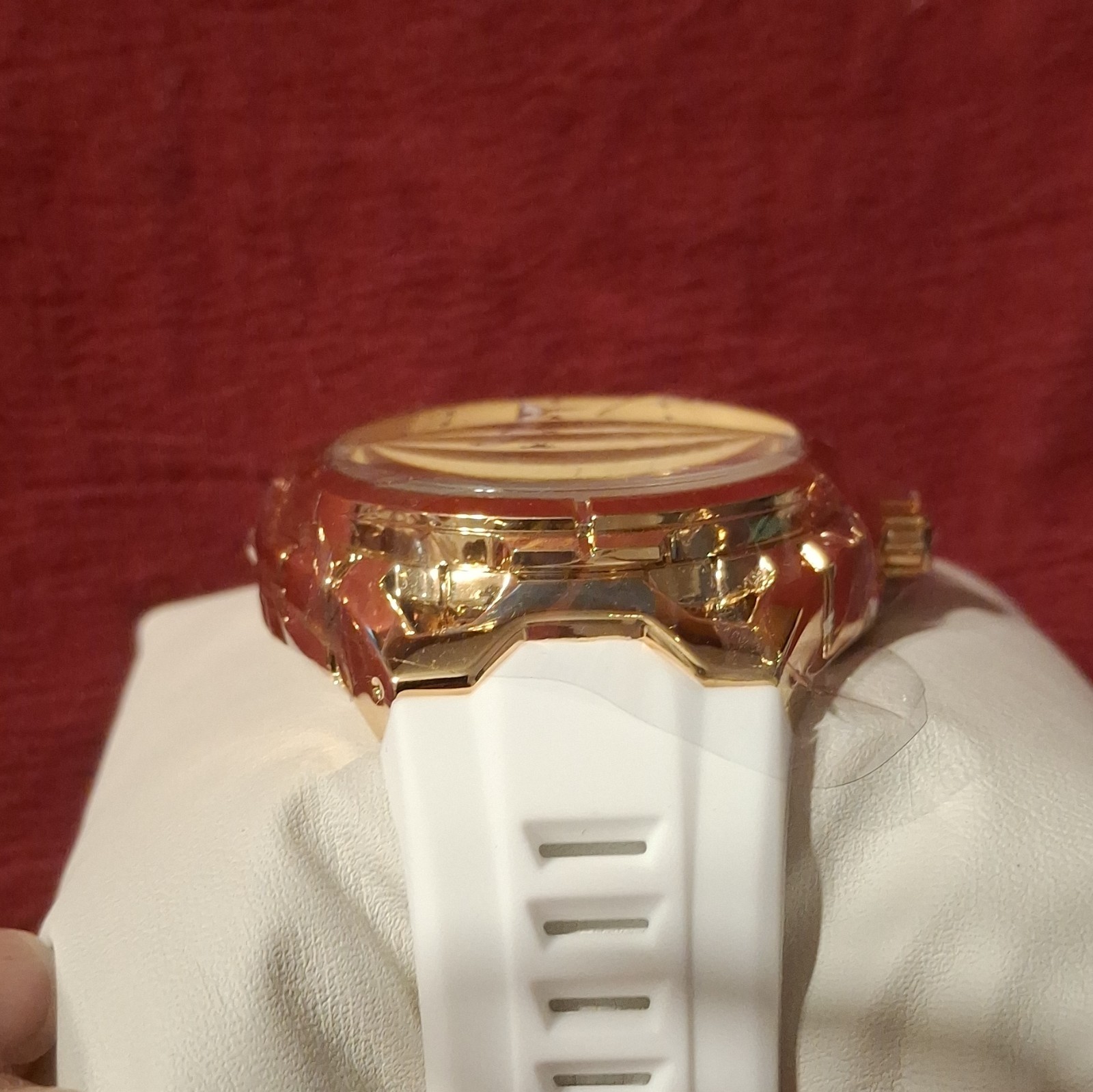 Activa Quartz Analog Watch Gold Tone Case White Rubber Strap Date Indicator