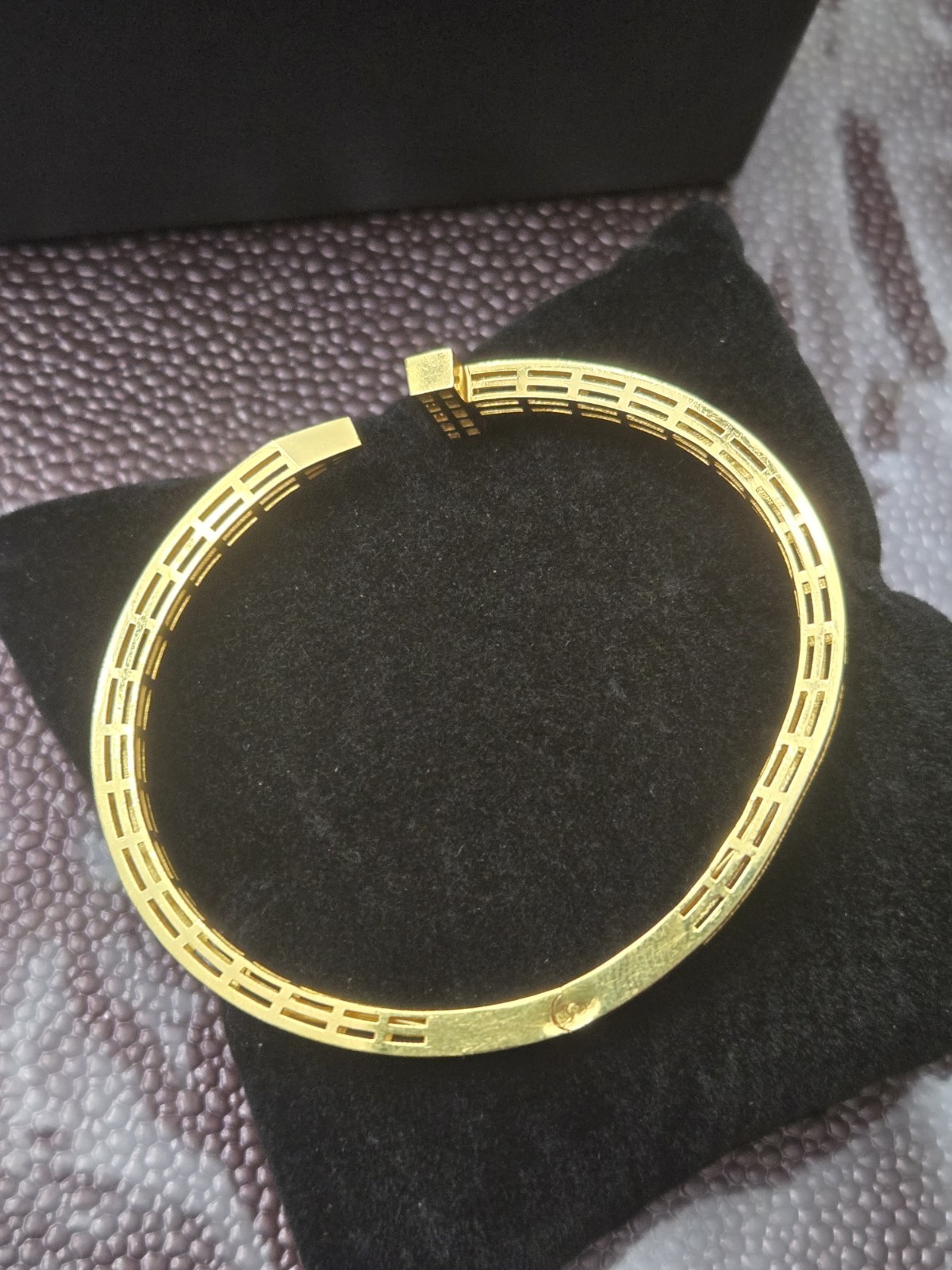 Solid 21K Yellow Gold Nail Bangle – 3ct Natural Diamonds – VS G-H – 14.85g