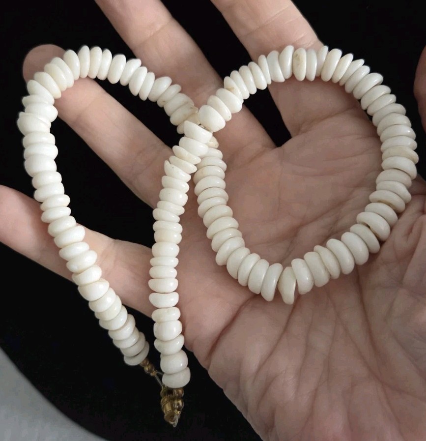 Vintage Genuine Puka Shell Necklace 19″ graduated size 8-10mm shells 83 grams