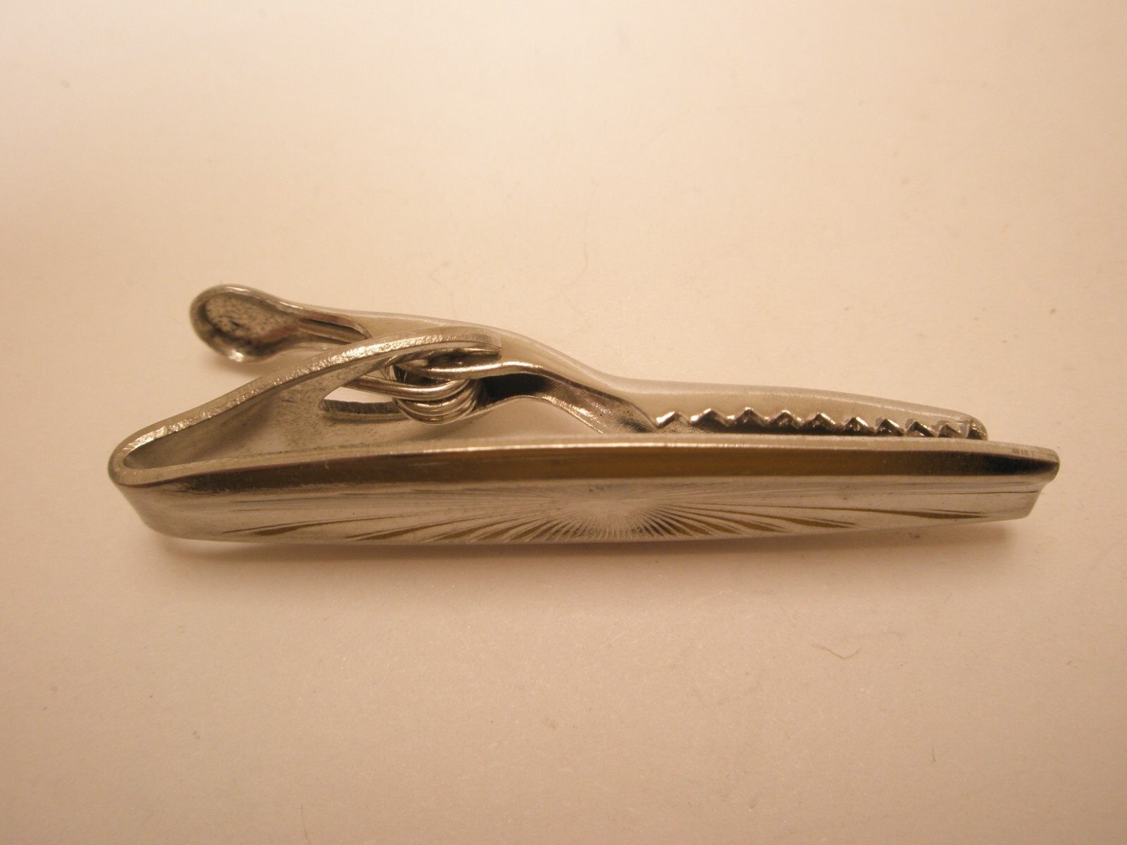 1-11/16″ Radial Lines Tapered Design Silver Tone Quality Vintage Tie Bar Clip