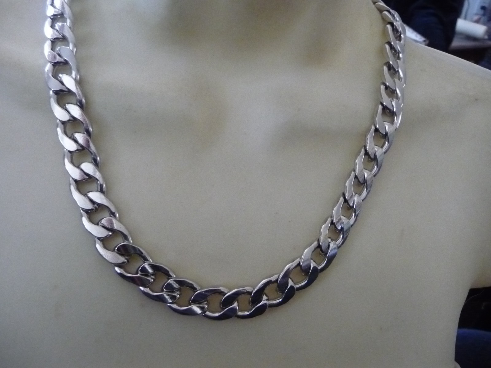 HEAVY SILVER TONE LINK CHAIN 9” L X 1/2” W NECKLACE #32/30-B