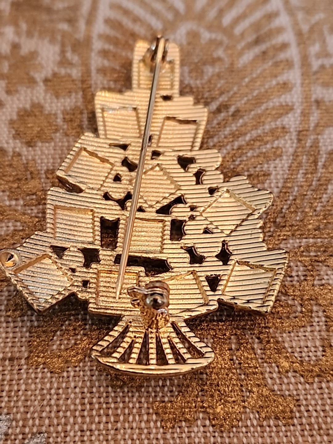 Holiday Lane Gold Tone Christmas Tree w/ Colorful Stones Brooch Pin 2.25″ x 1.75