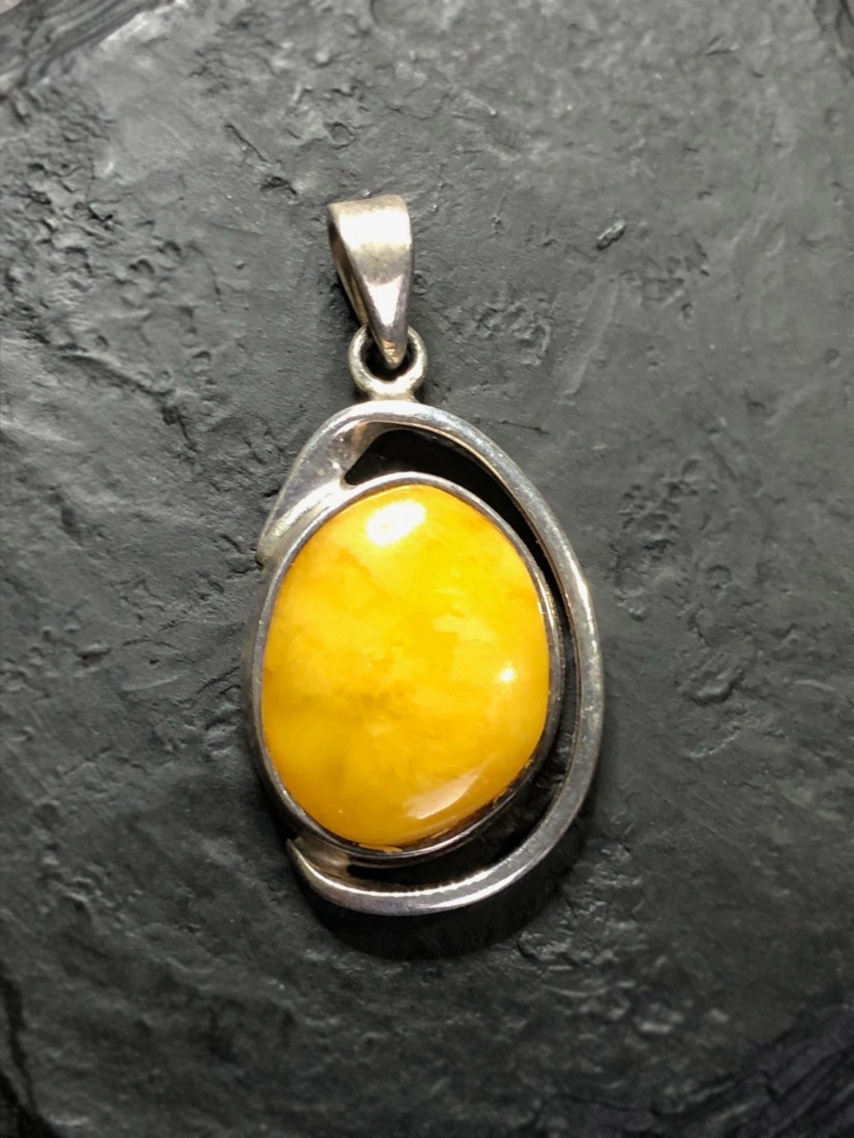 Vintage Natural EGG YOLK BUTTERSCOTCH BALTIC AMBER Sterling Silver Pendant
