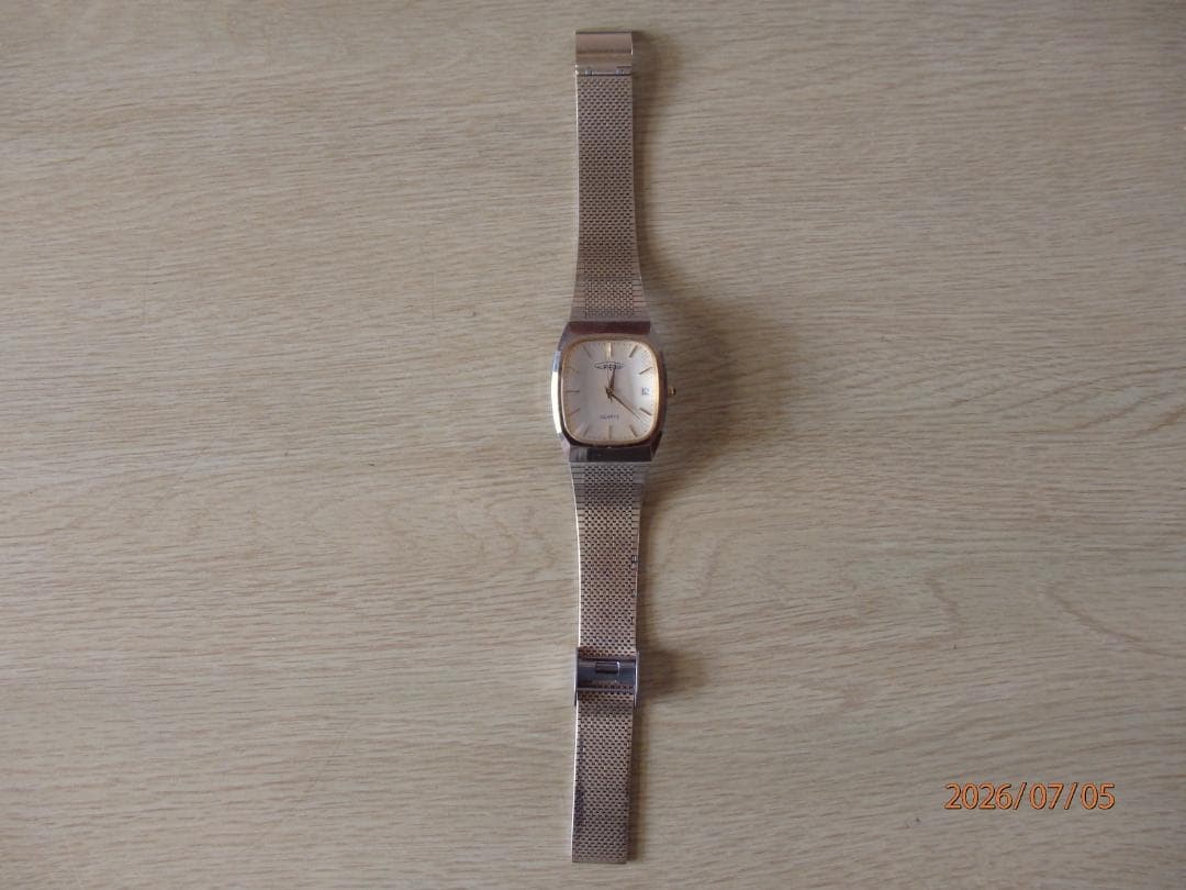 Aureole Quartz Gold Dial Wristwatch