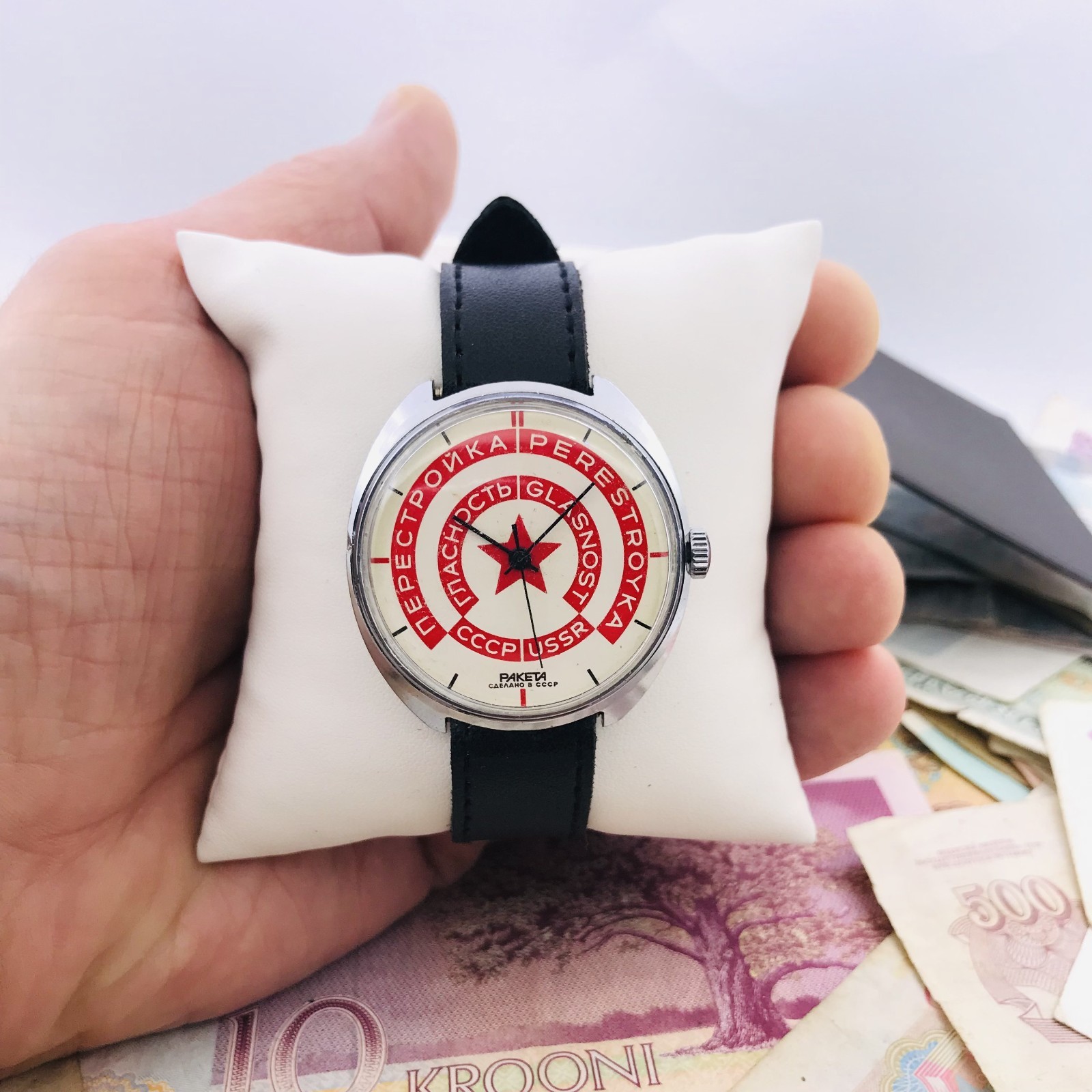 Raketa USSR Mechanical Wrist Watch Perestroika Glasnost Soviet Emblem Dial 2609