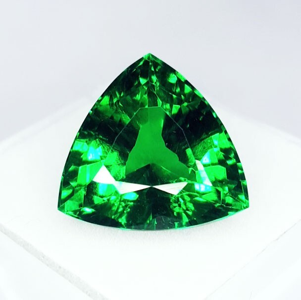 Loose Gemstone Natural Tsavorite Green Garnet 18 Ct Certified Trillion Cut A44