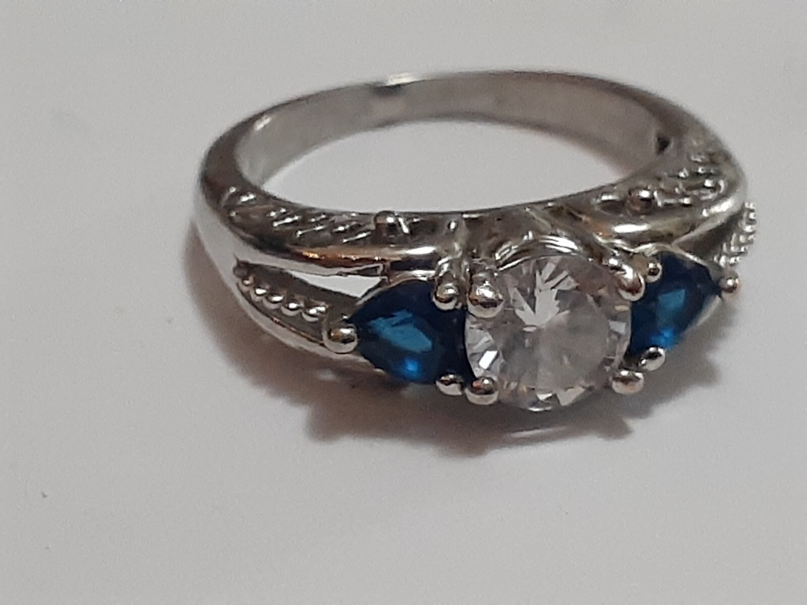 blue & white/colorless prong set stone trio Silvertone ring size 6.5