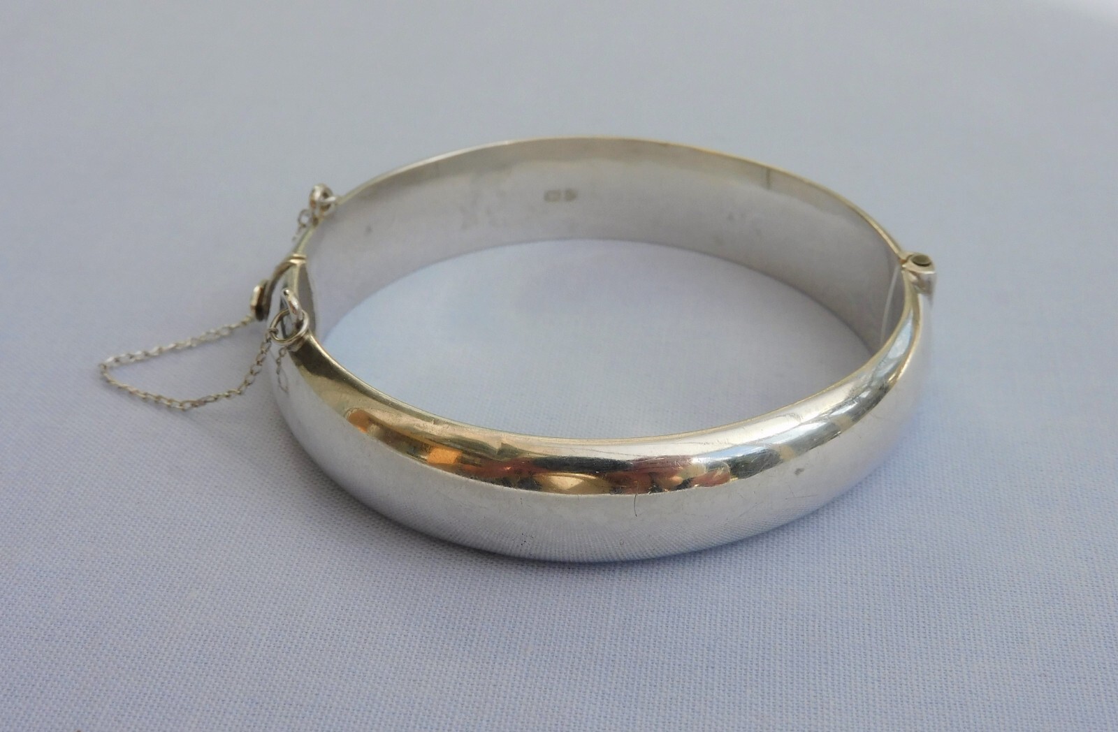 CPS BIRMINGHAM 1966 HALF ENGRAVED SOLID STERLING SILVER HINGED FLORAL BANGLE