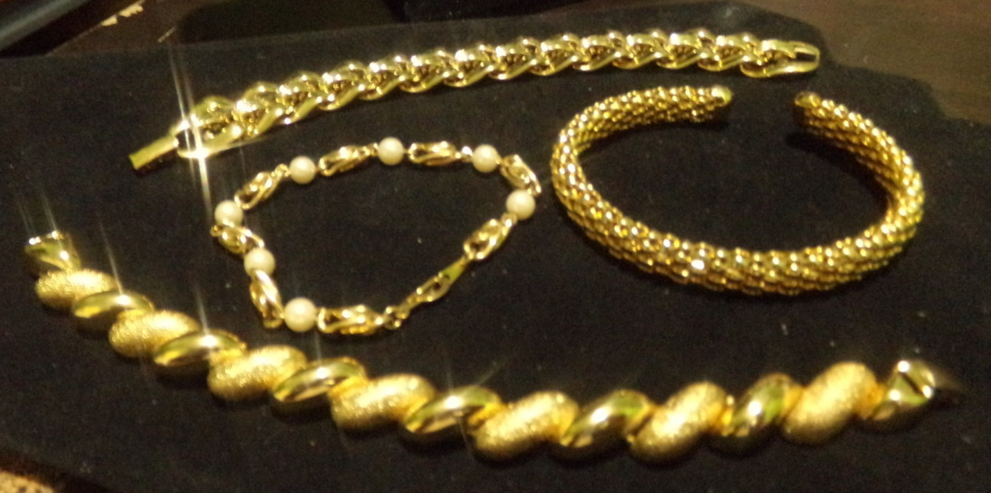 VINTAGE ESTATE FIND OF GOLD BRACELET LOT OF 4