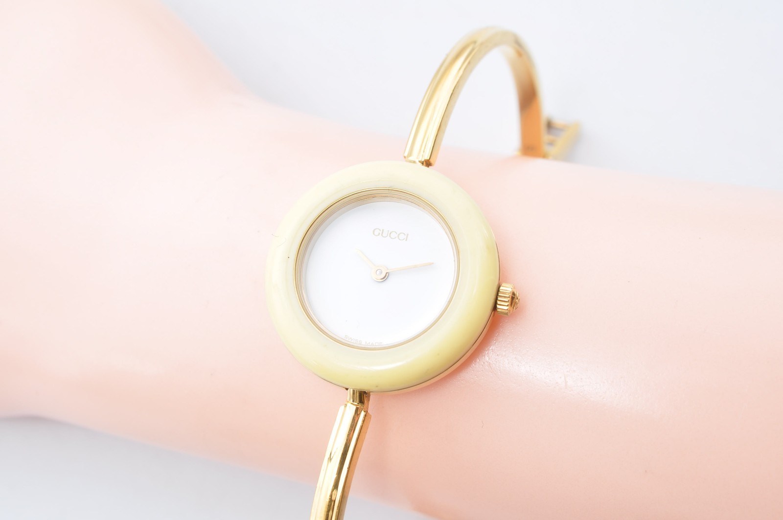 Gucci 11/12.2 Cream Bezel Quartz Watch Ladies Gold Tone Band Braselet w-1181