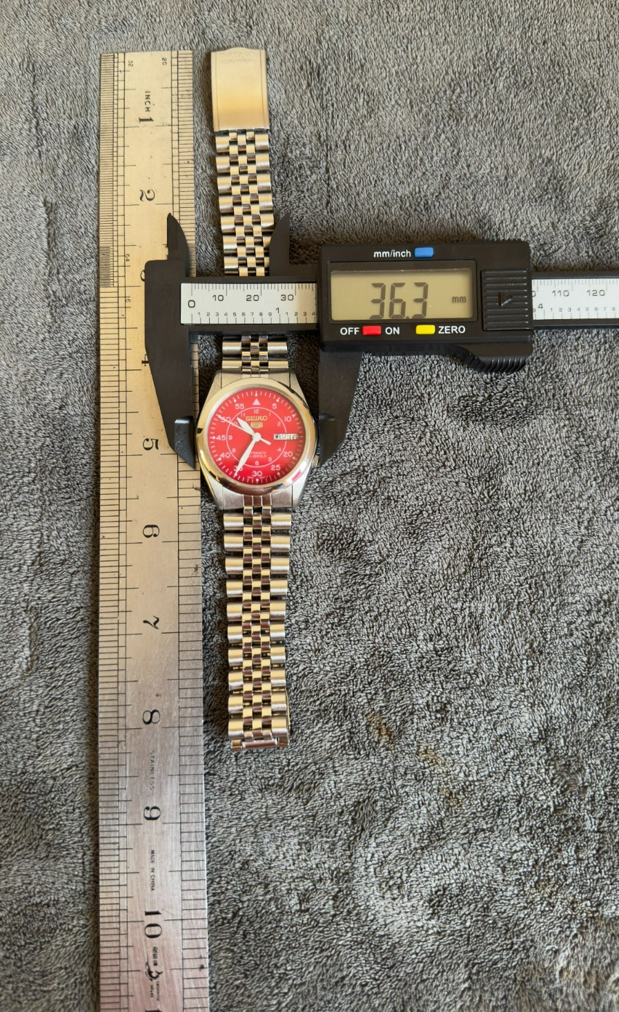 Seiko 5 Automatic 7S26-064R Red Dial Day-Date 21 Jewels Men’s Vintage Watch