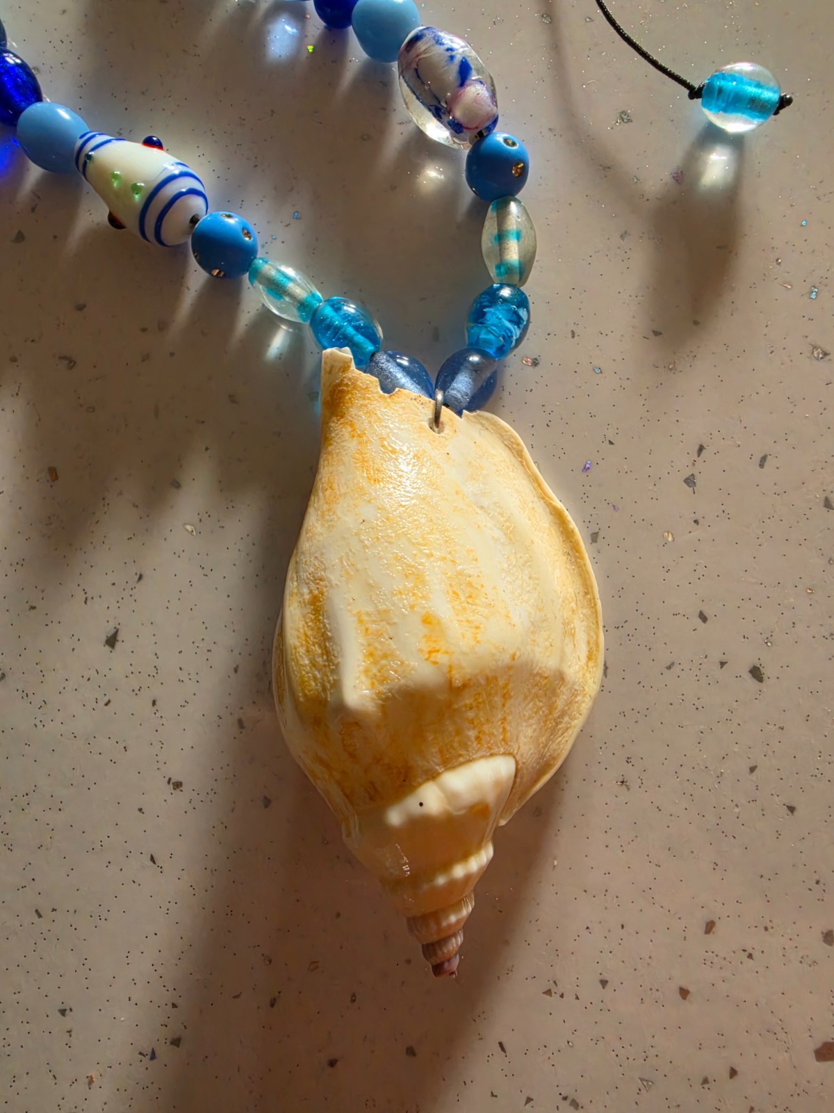 Collar veraniego con caracol y beads en tonos de azul y largo ajustable