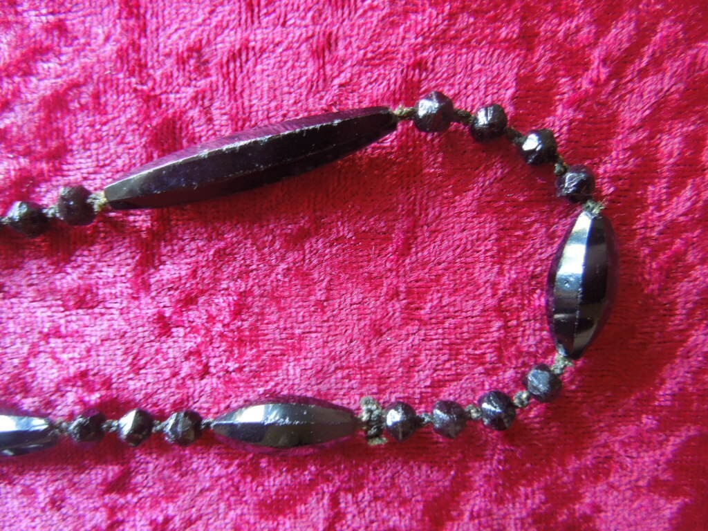 J5401 ART DEC DUTCH VERY LONG BLACK Whitby Jet FLAPPER LENGTH 180 CM SEE DESCR
