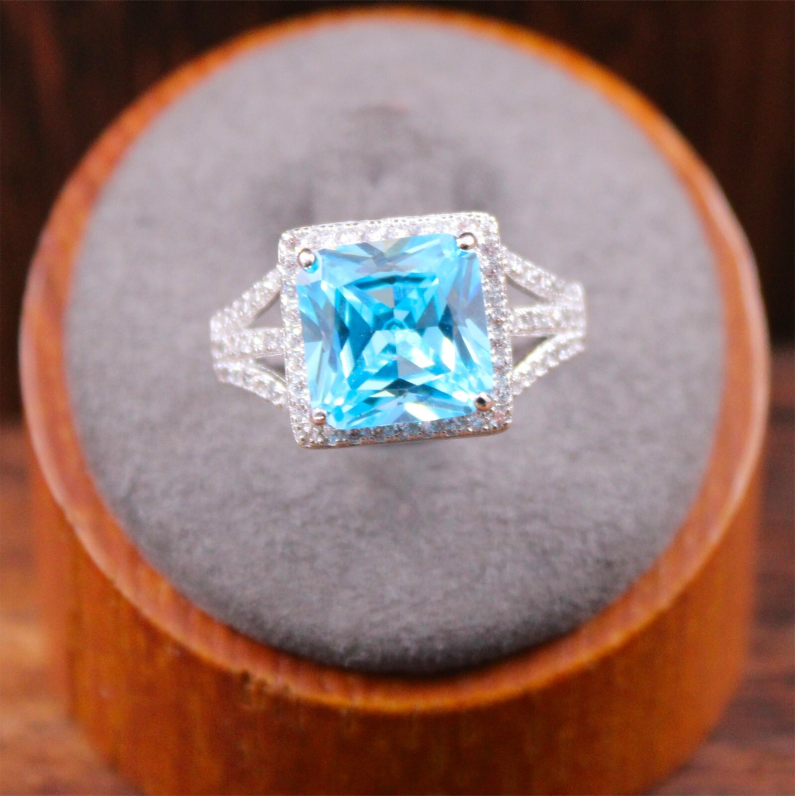 Fuzion Creations Blue & White Zirconia Ring Sterling Silver Size 7.75 Signed FZN