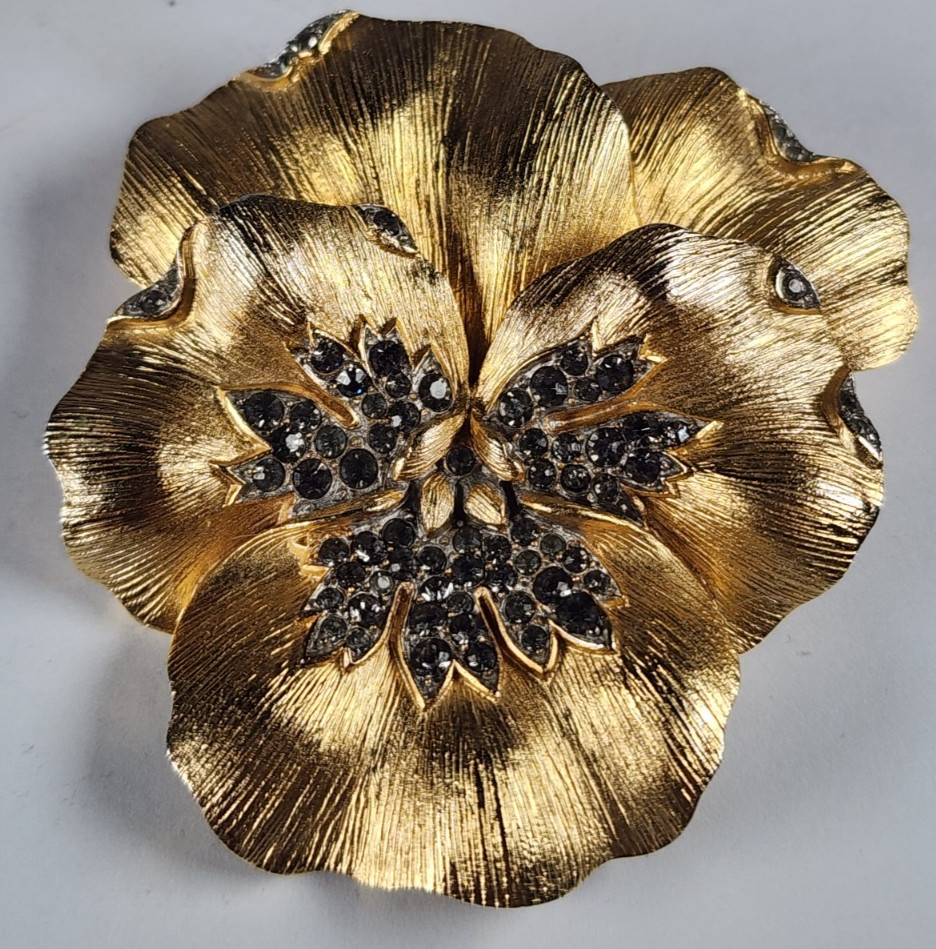 ELEGANT ALFRED PHILIPPE CROWN TRIFARI PAVE’ TRIFANIUM PANSY FLORAL BROOCH TG1
