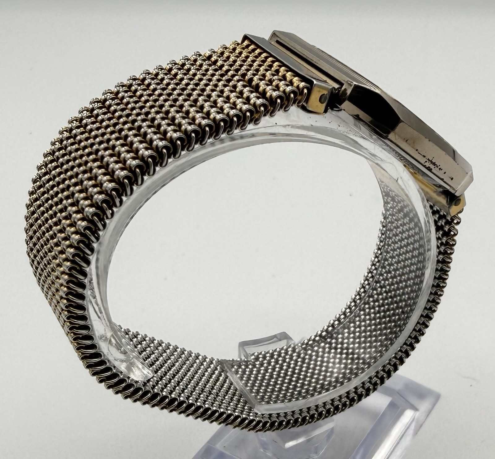Aureole Quartz Gold Dial Wristwatch