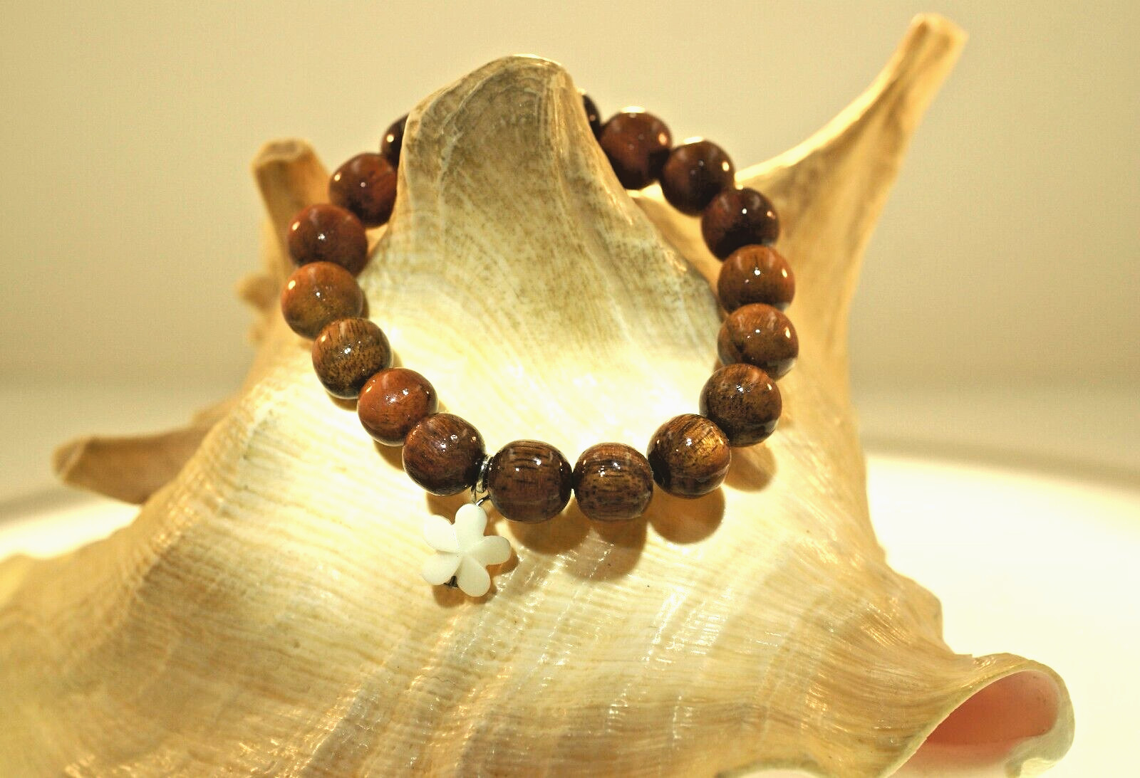 10MM HAWAIIAN KOA WOOD ROUND BALL BEAD & CARABAO BONE PLUMERIA STRETCH BRACELET
