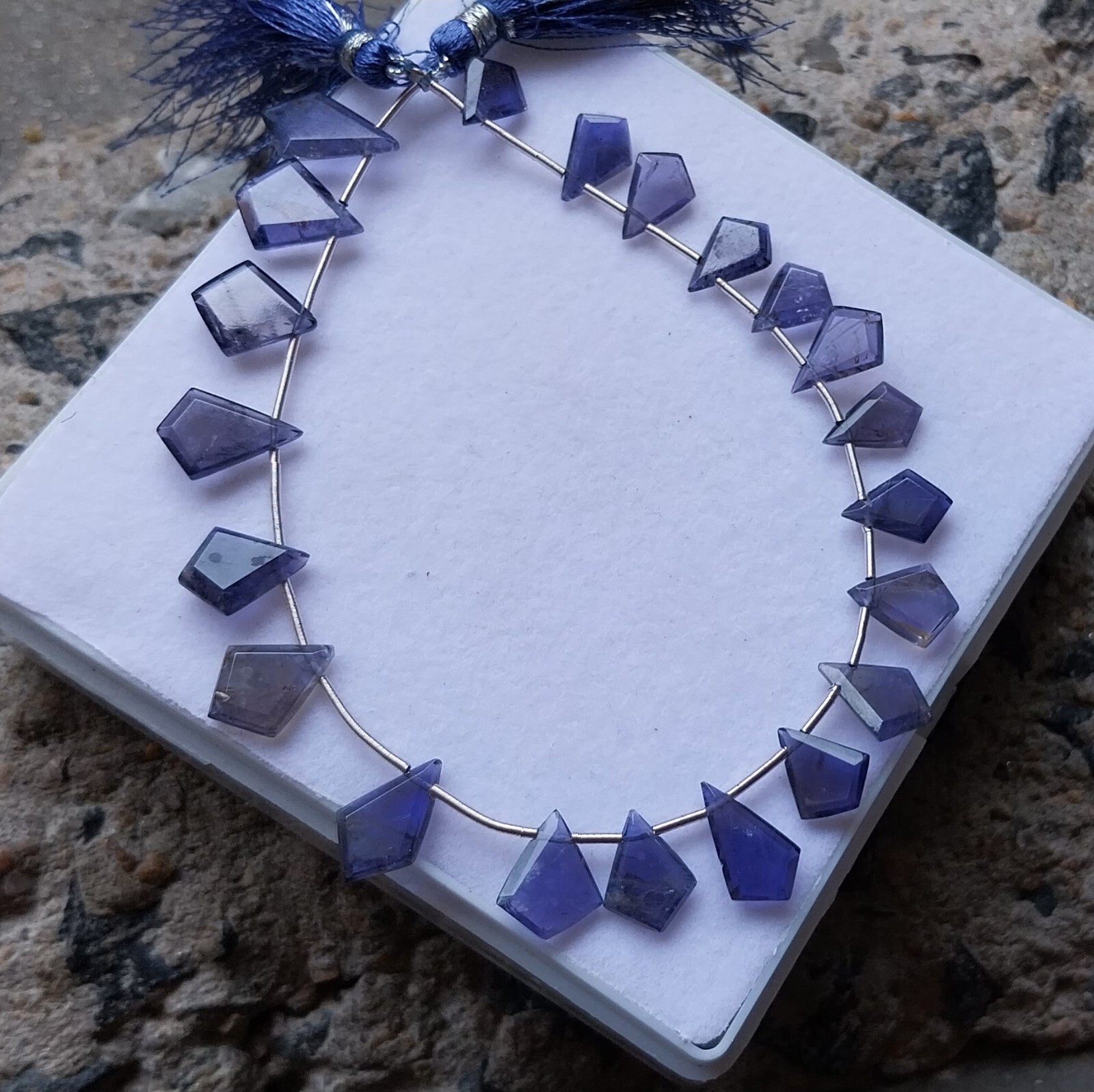 37 Carat 7.5×9.5-10.5×13.5 MM Natural Blue Purple Iolite Fancy Cut 8 Inch Beads