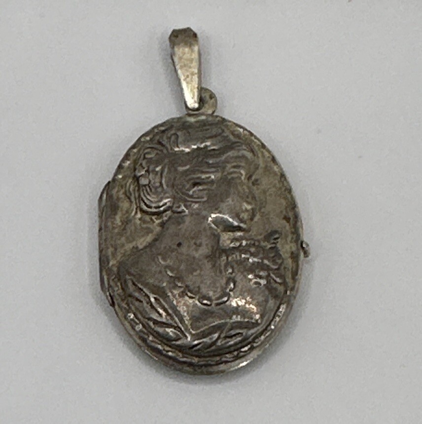 Vintage Sterling Silver 925 Cameo Imprinted Locket Pendant (7.71g)