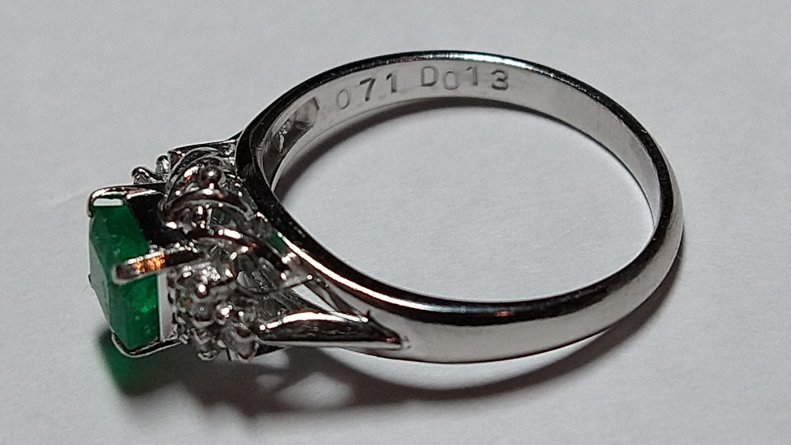 Solid platinum 0.84 carat natural emerald diamond ring 4.60 grams pt900 READ