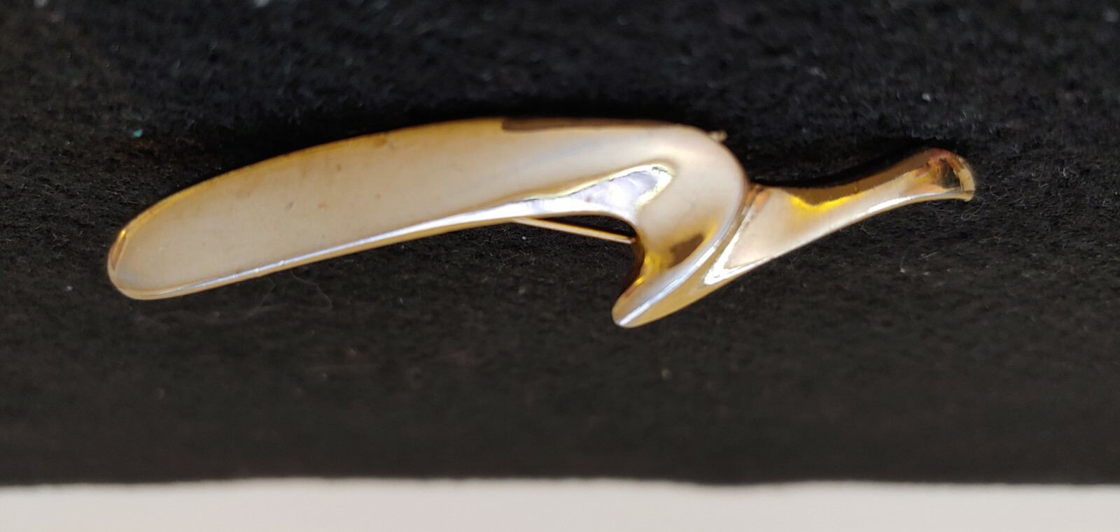 Vtg – Gold Tone – Brooch Pin ( Length 2 3/4 in x 3/4 in )