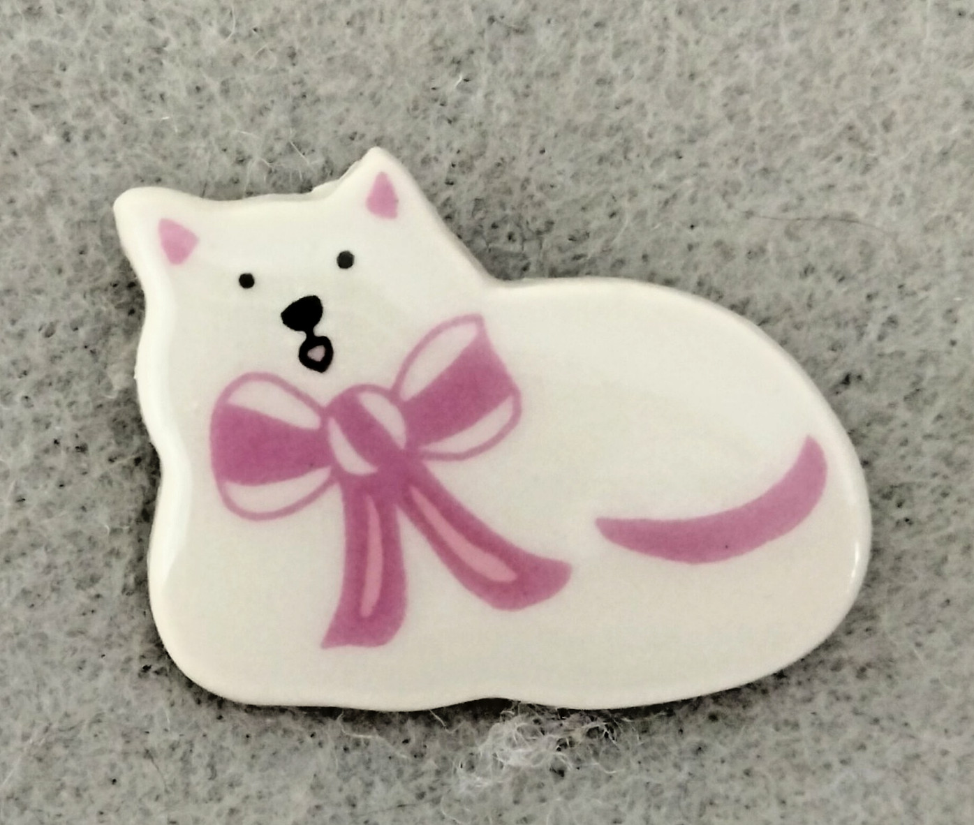 Handmade Ceramic Cat Brooch (167 – 2456)