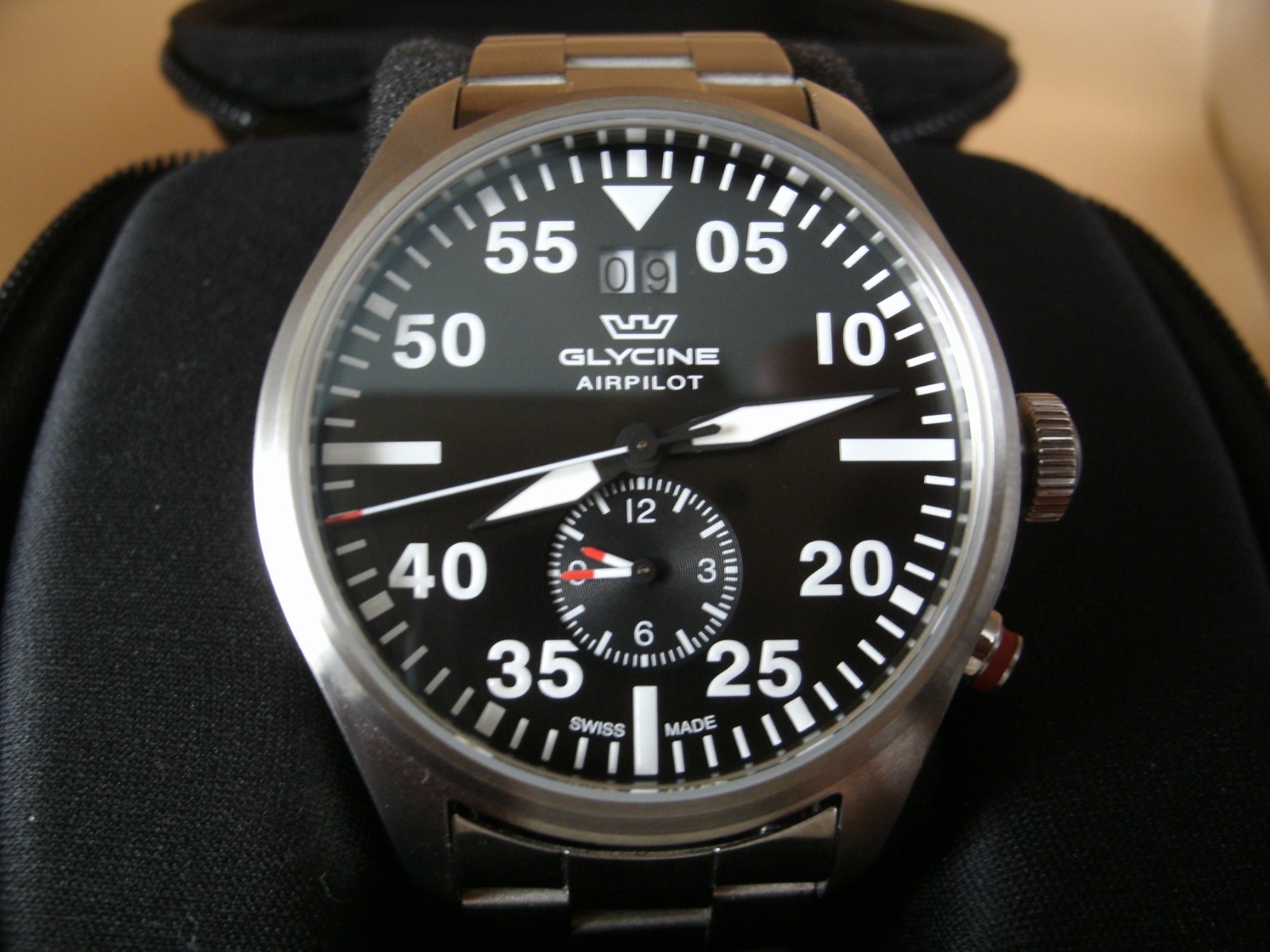 Glycine AirPilot Dual time watch, working and keeping time.