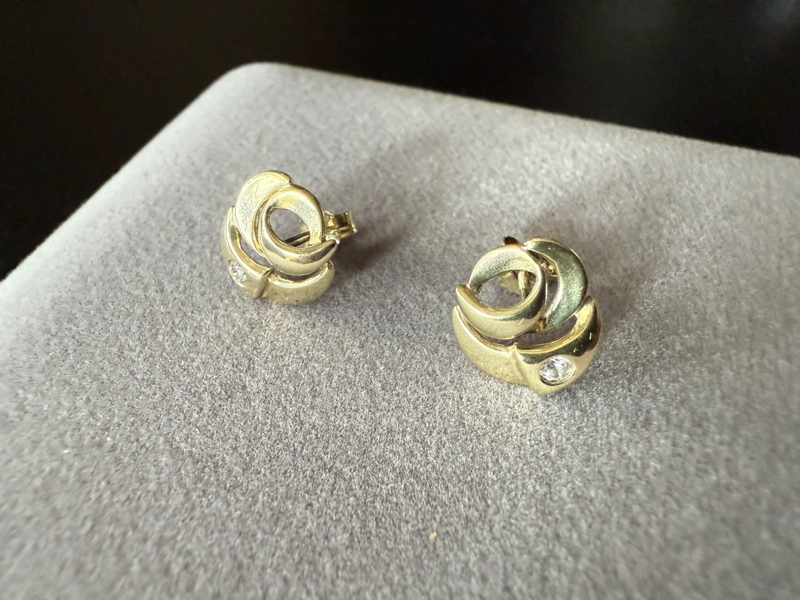 Stud earrings with 2 diamonds 585 Yellow gold