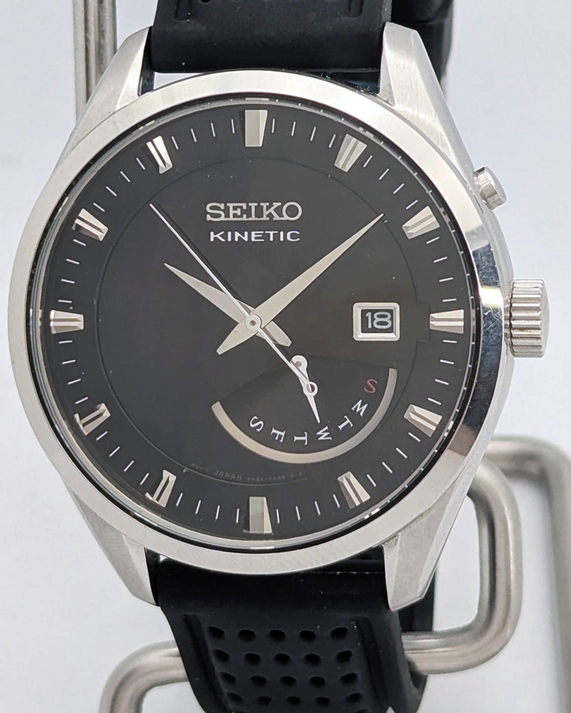 Seiko Kinetic 5M84-0AB0 Retrograde Day Black Dial 100M | New Cap Silicone Strap