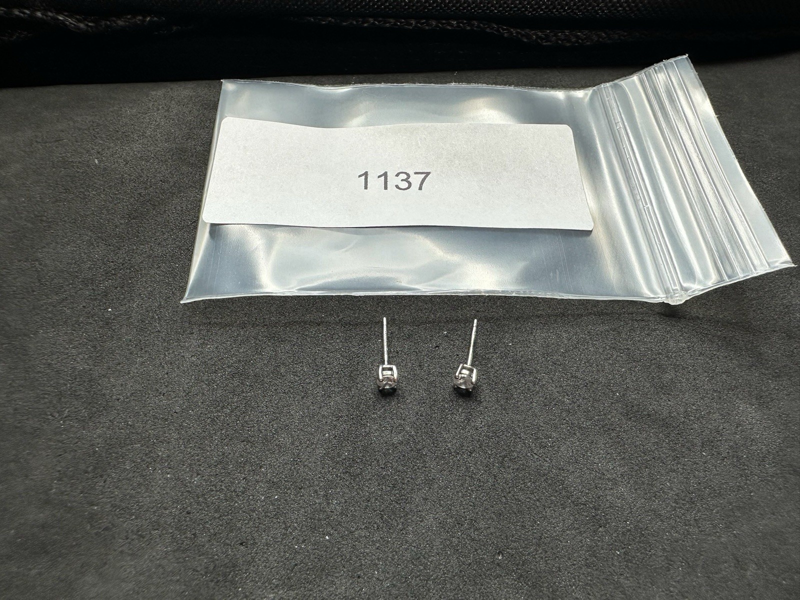 0.27g Vintage Sterling Silver 925 Stud Earrings Sparkling Clear Classic M
