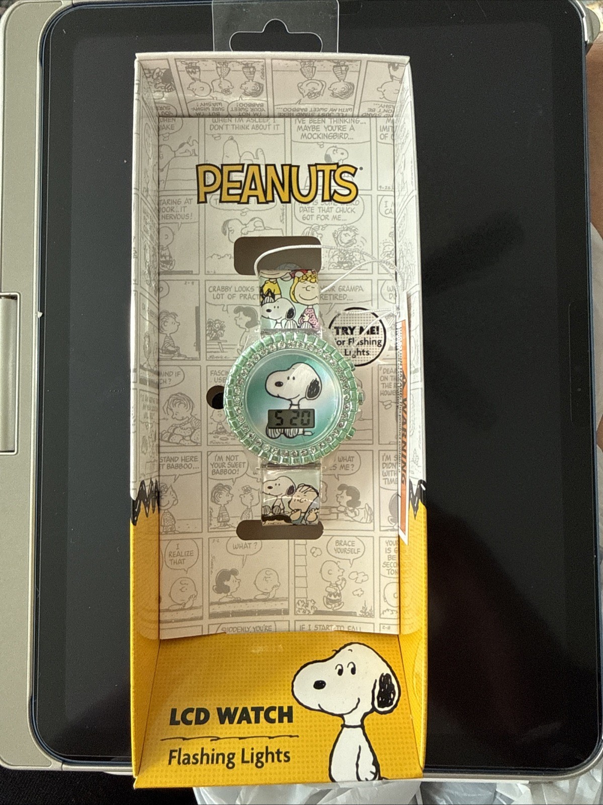 Peanuts LCD Watch Flashing Lights Display Snoopy Kids Cartoon Works NEW in Box