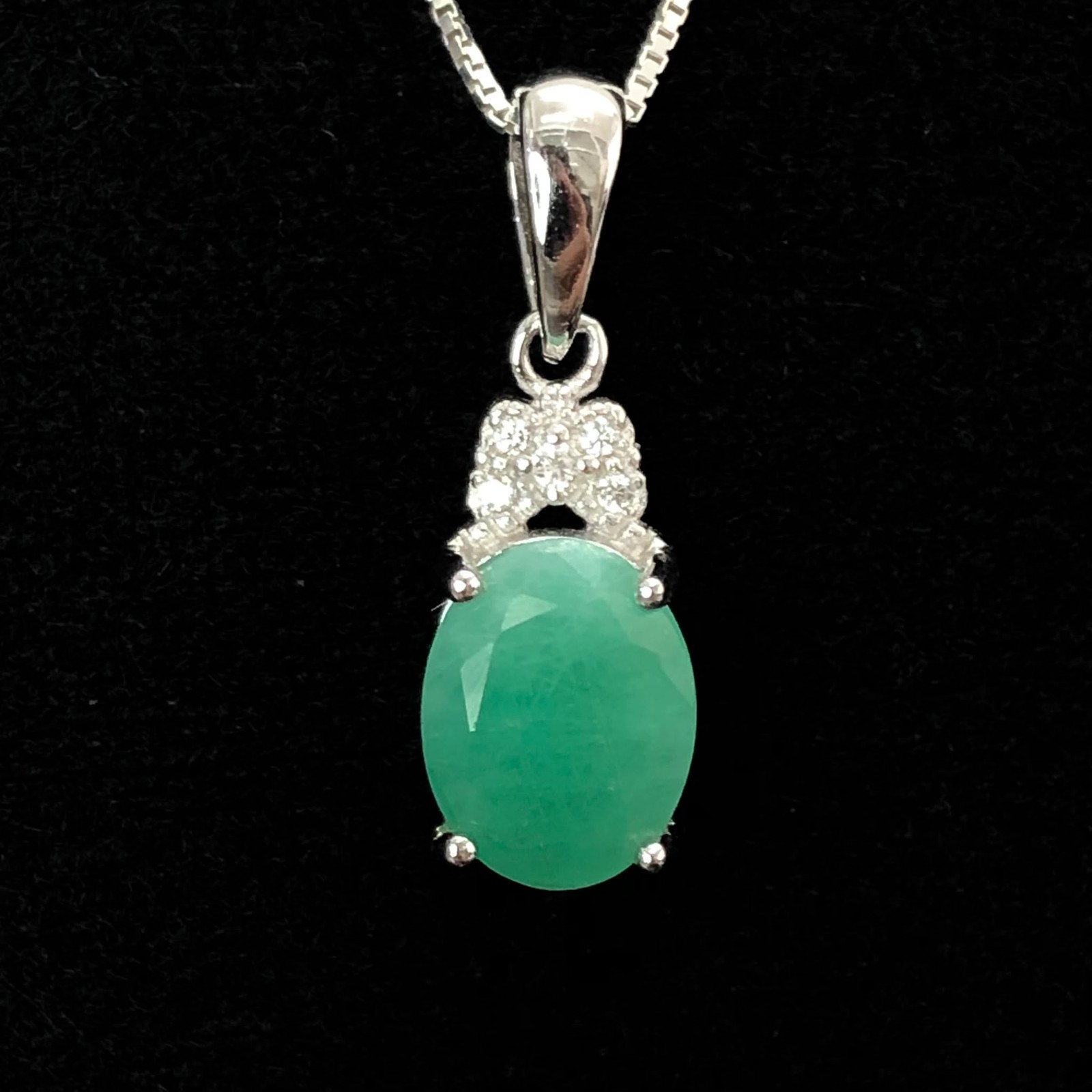 Natural Emerald Gemstone 925 Sterling Silver Pendant Oval Top Rich Green