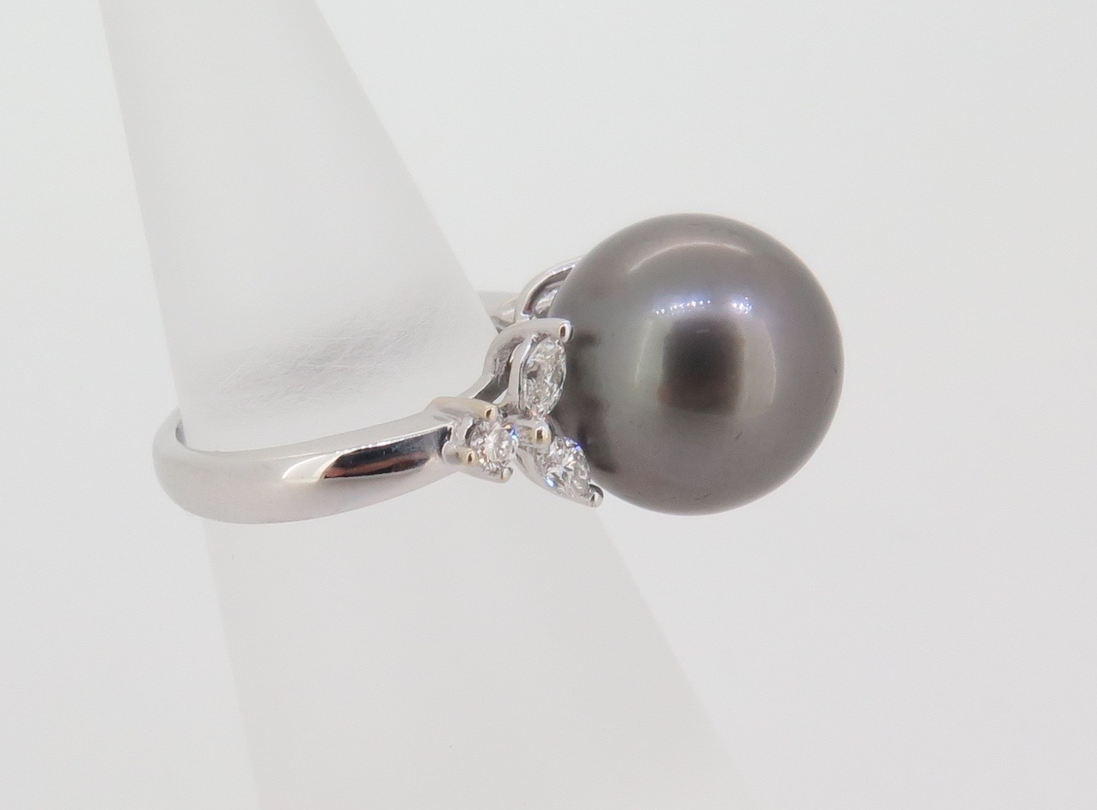 .A STUNNING TAHITIAN CULTURED PEARL & DIAMOND SET DRESS RING VAL $3810