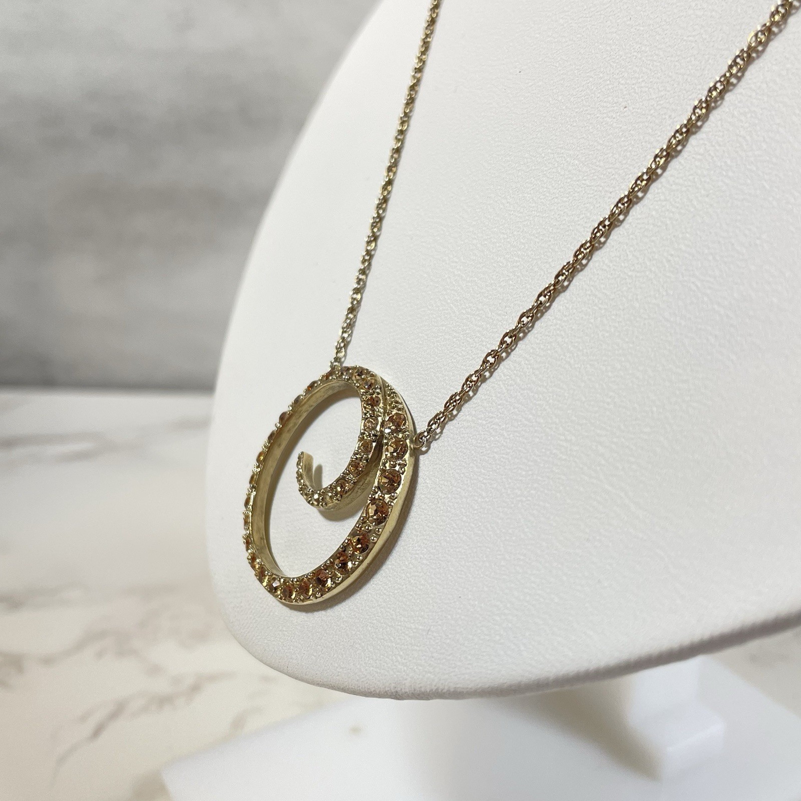Vintage Monet Gold Tone Topaz Rhinestone Swirl Circle Pendant Necklace Chain 16″