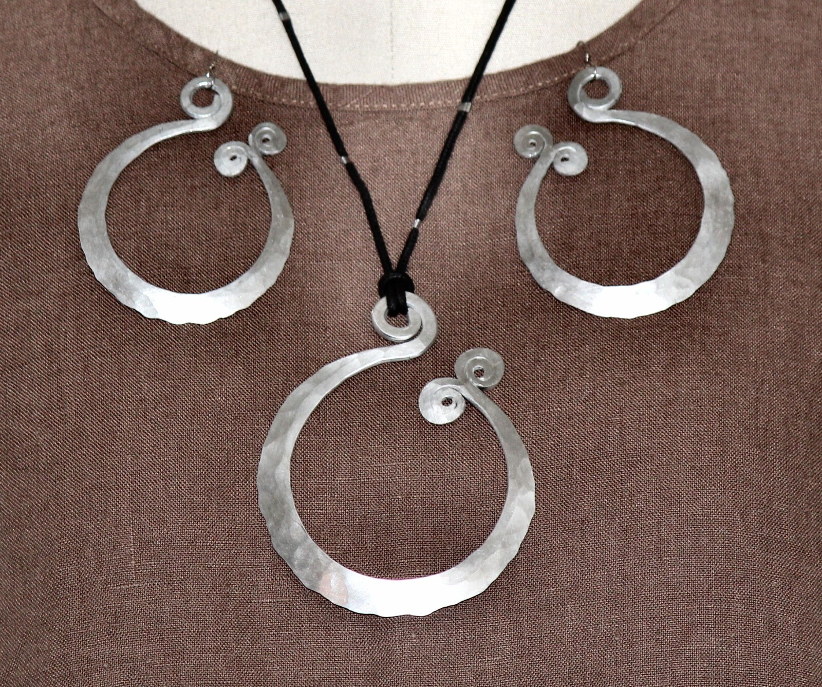 ANTIJOYAS Handmade ART-2-WEAR Hammered Aluminum TCHAI NECKLACE X-Large SAC53