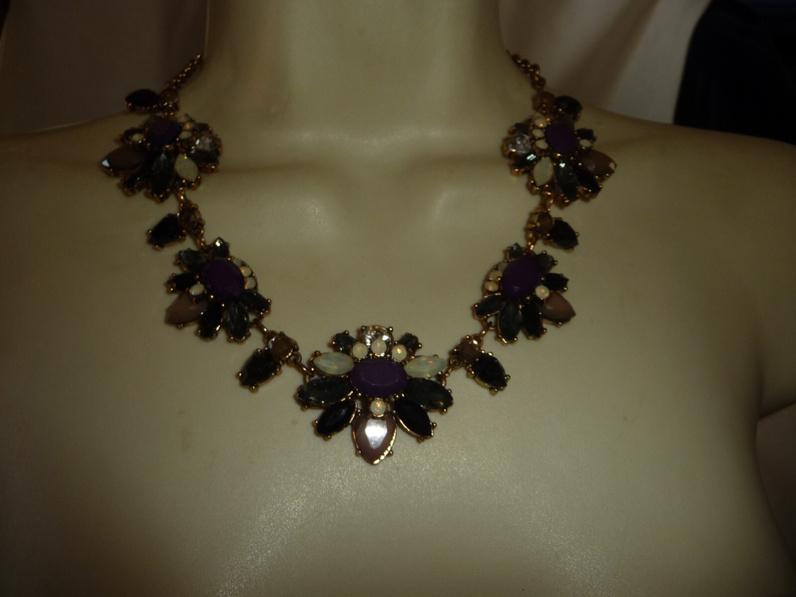 STATEMENT BLACK GRAY WHITE CLEAR STONES FLOWERS NECKLACE #204A