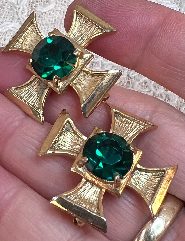 Vtg Maltese Cross Pins Deep Green Crystal Gold Tone Set of 2 Approx 1″