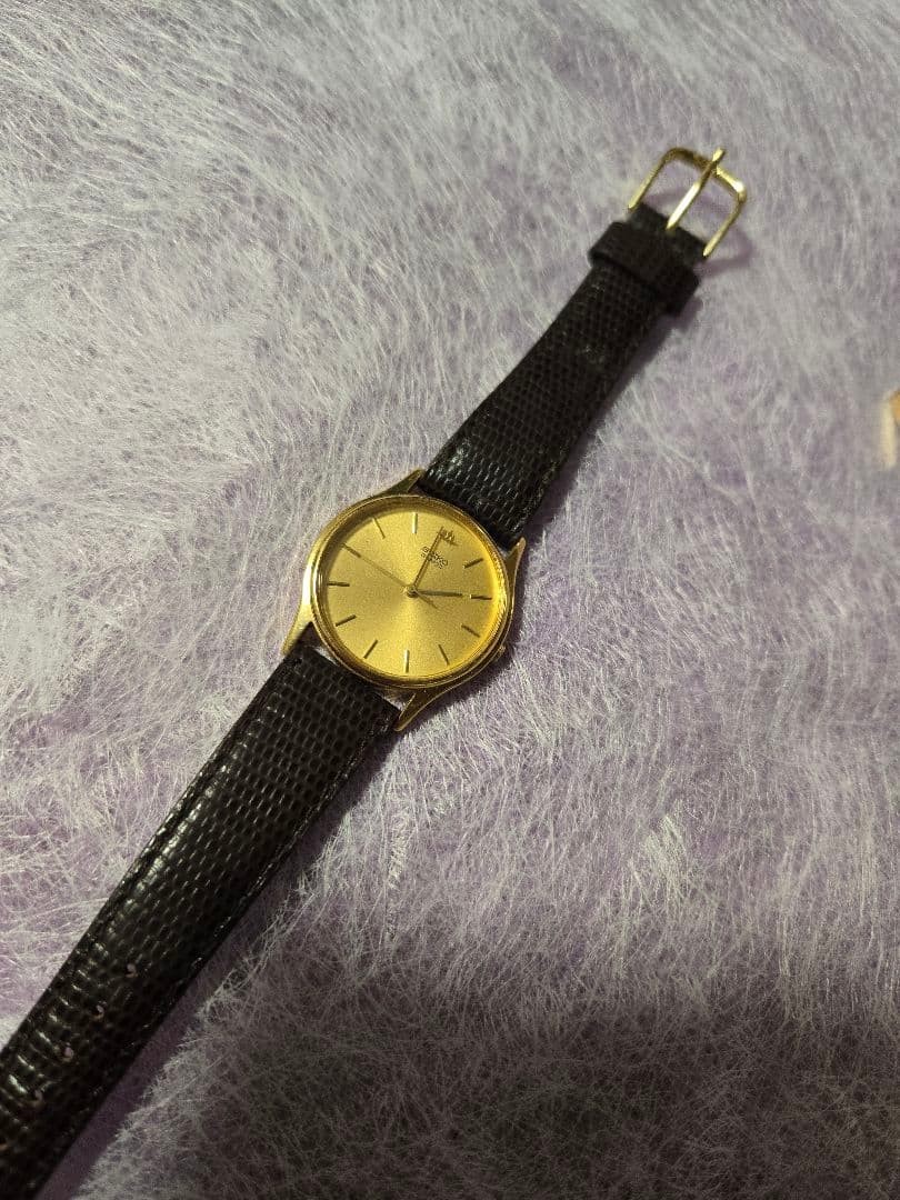 Four watches, including some junk items: SEIKO, GALAXY, Courreges, etc.