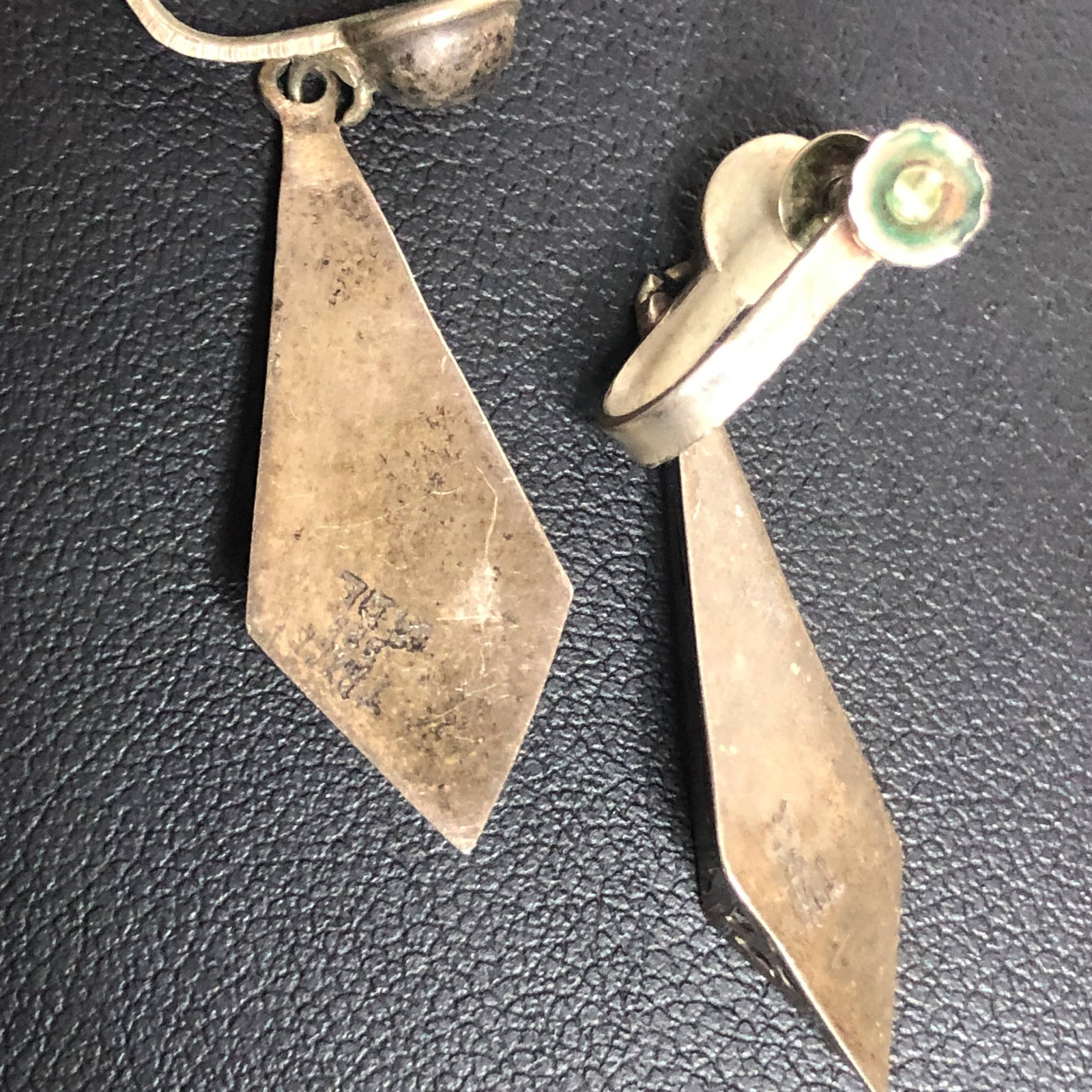 4695 Vintage patina Sterling signed TAXCO AGE 925 Kite shape Screw earrings 3.9g