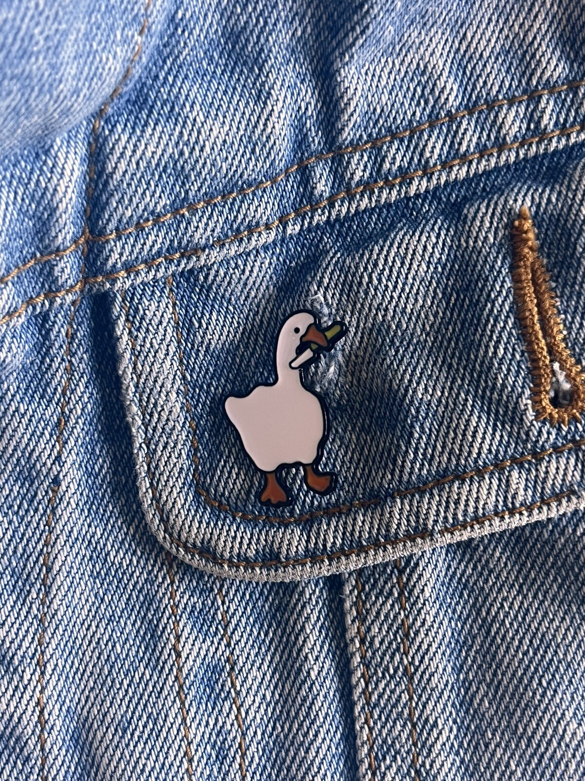 Goose With Knife In Beak- Funny Meme Video Game Enamel Pin – Excellent Condition